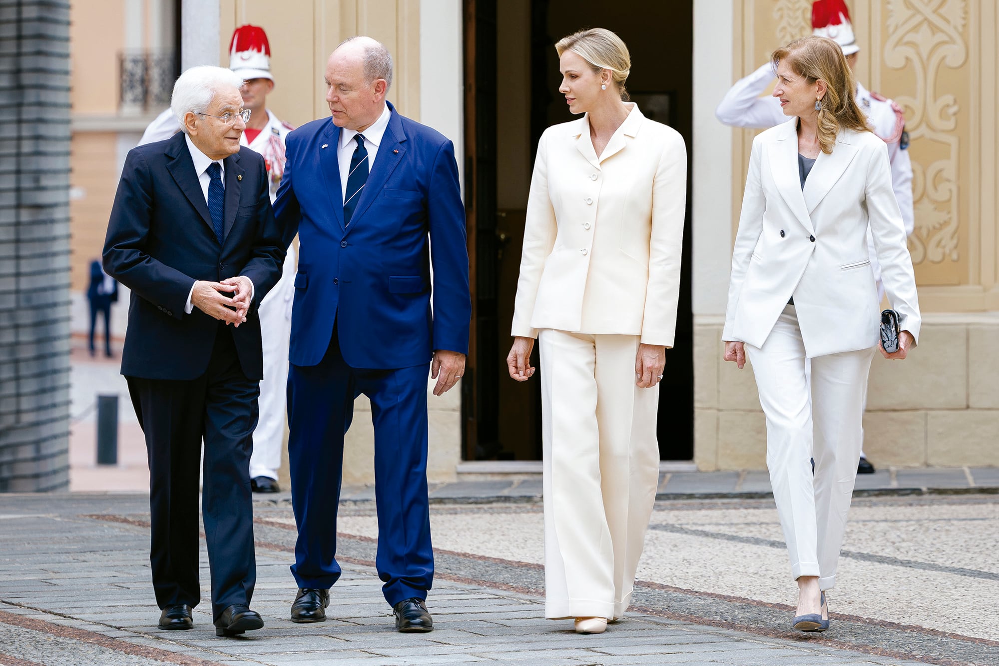 En Palacio, los príncipes Alberto y Charlene le dan la bienvenida al presidente italiano Sergio Mattarella y su hija Laura