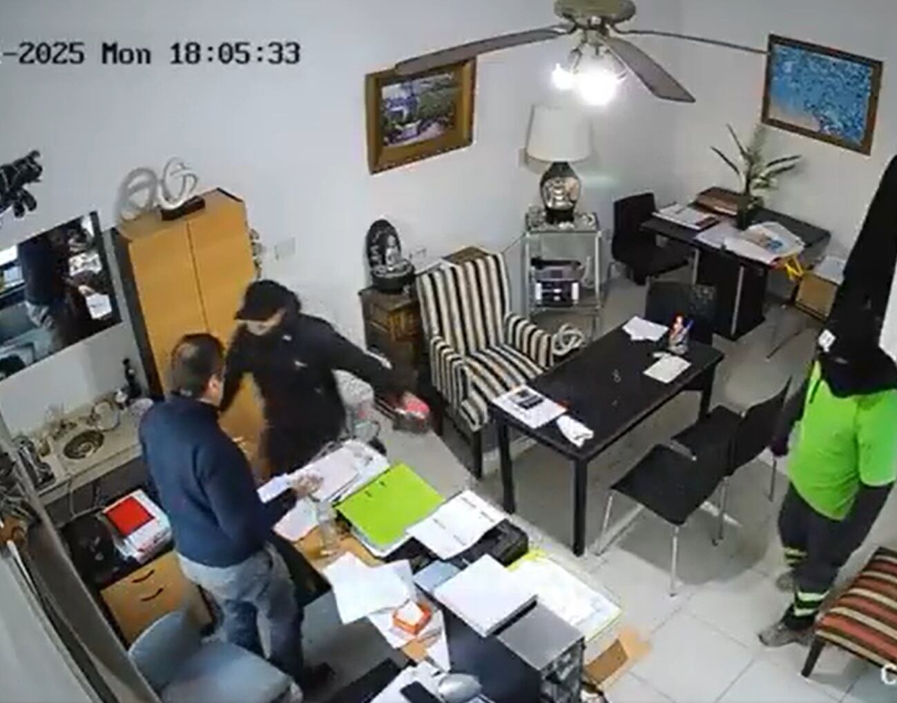 Los delincuentes amenazaron a uno de los empleados para que les diera el dinero