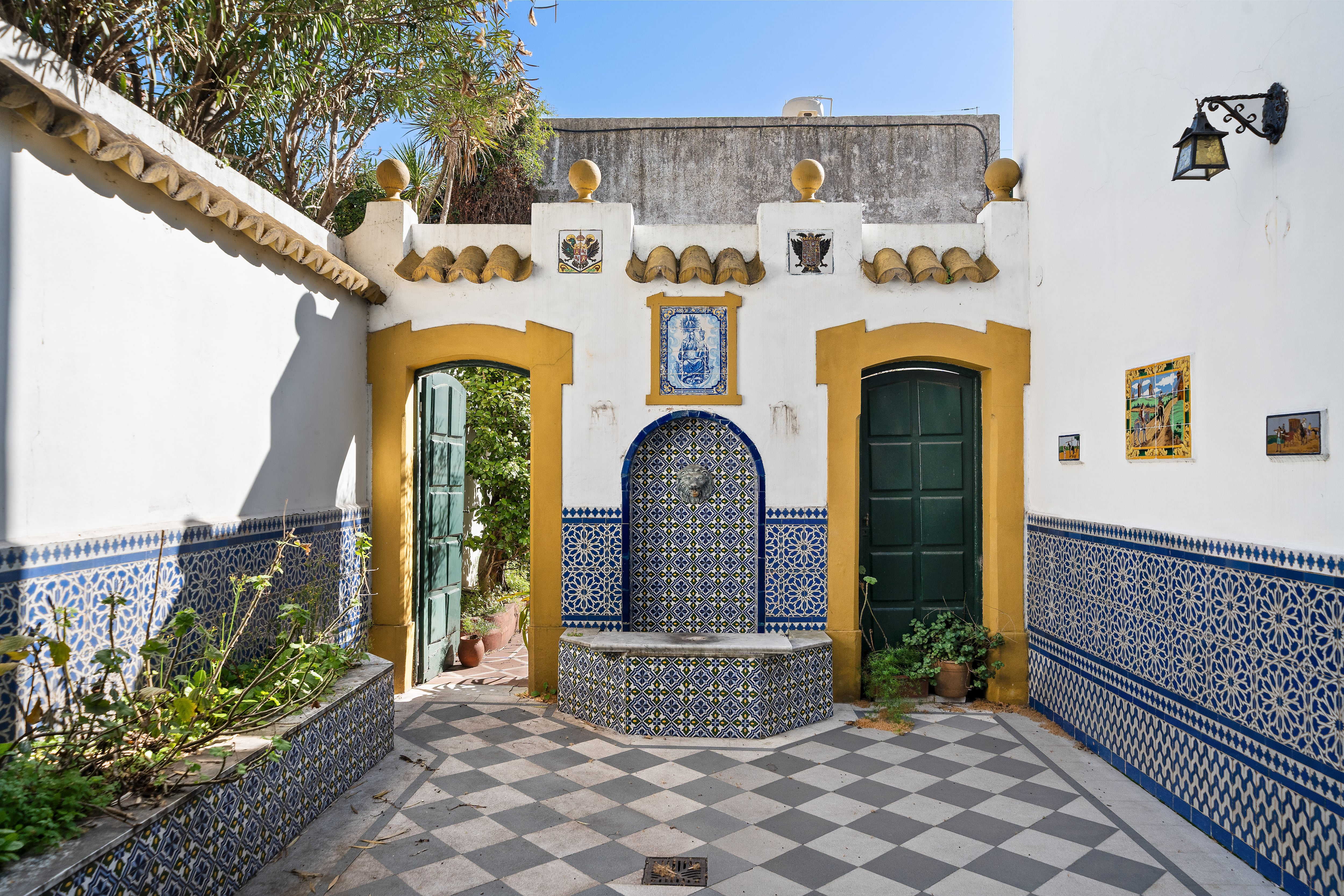 El patio andaluz tiene azulejos sevillanos y una fuente como elemento central