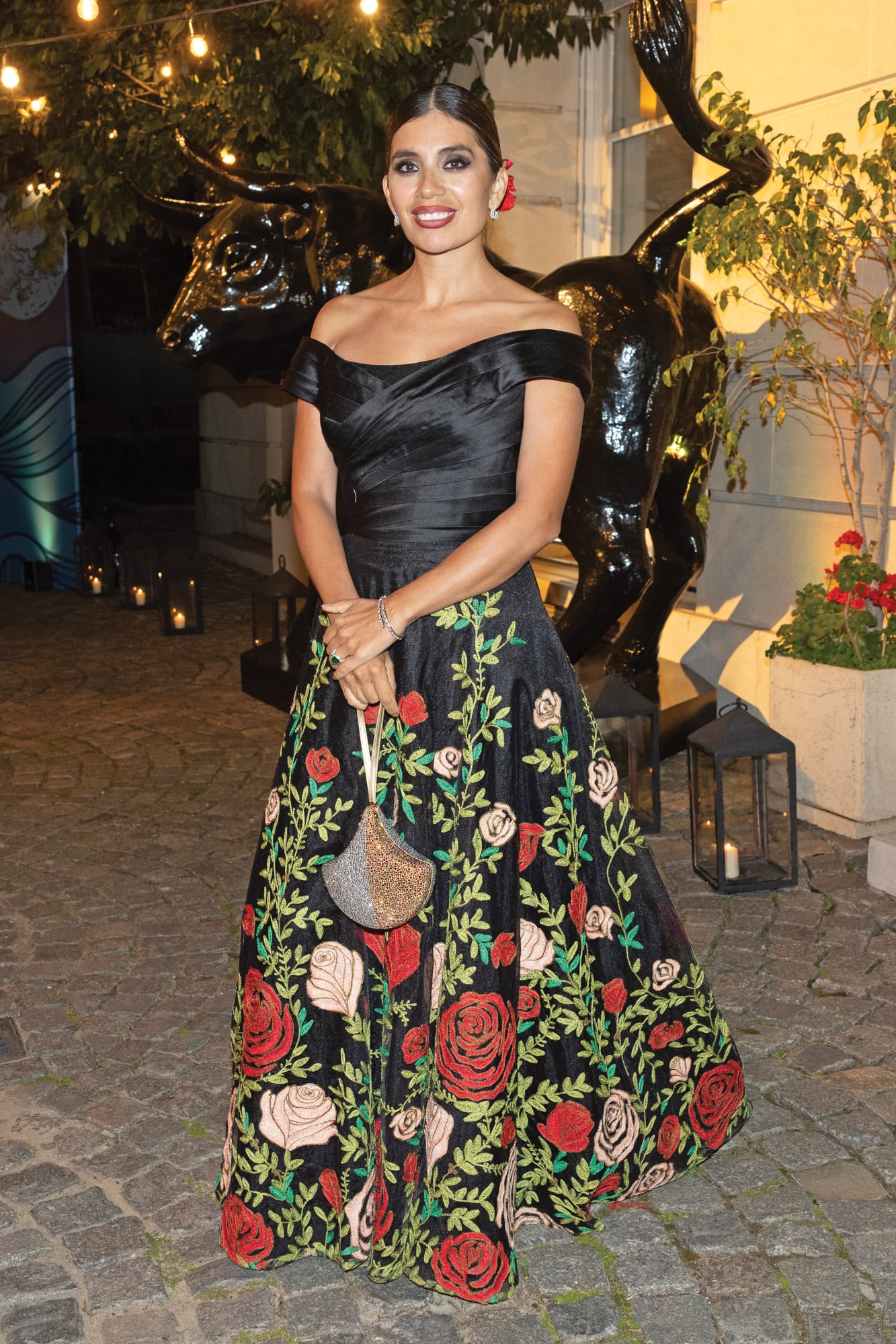 Gina Vargas de Roemmers optó por un traje off shoulder con falda floreada de Gabriel Lage