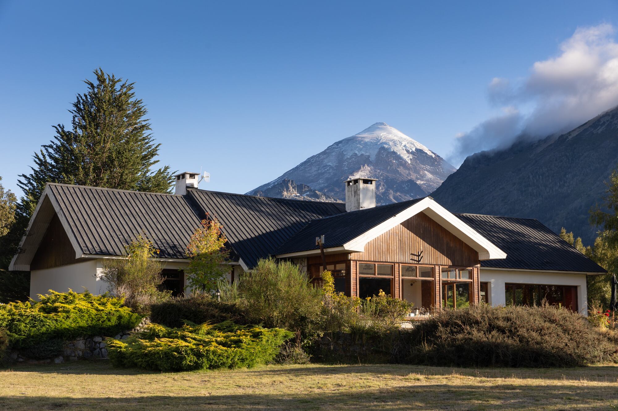 El volcán Lanín, detrás de la hostería.