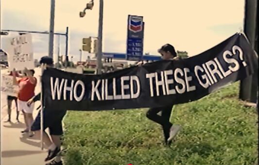 La nueva serie de HBO también explora el alcance mediático de los asesinatos de la tienda de yogur (Web/HBO)