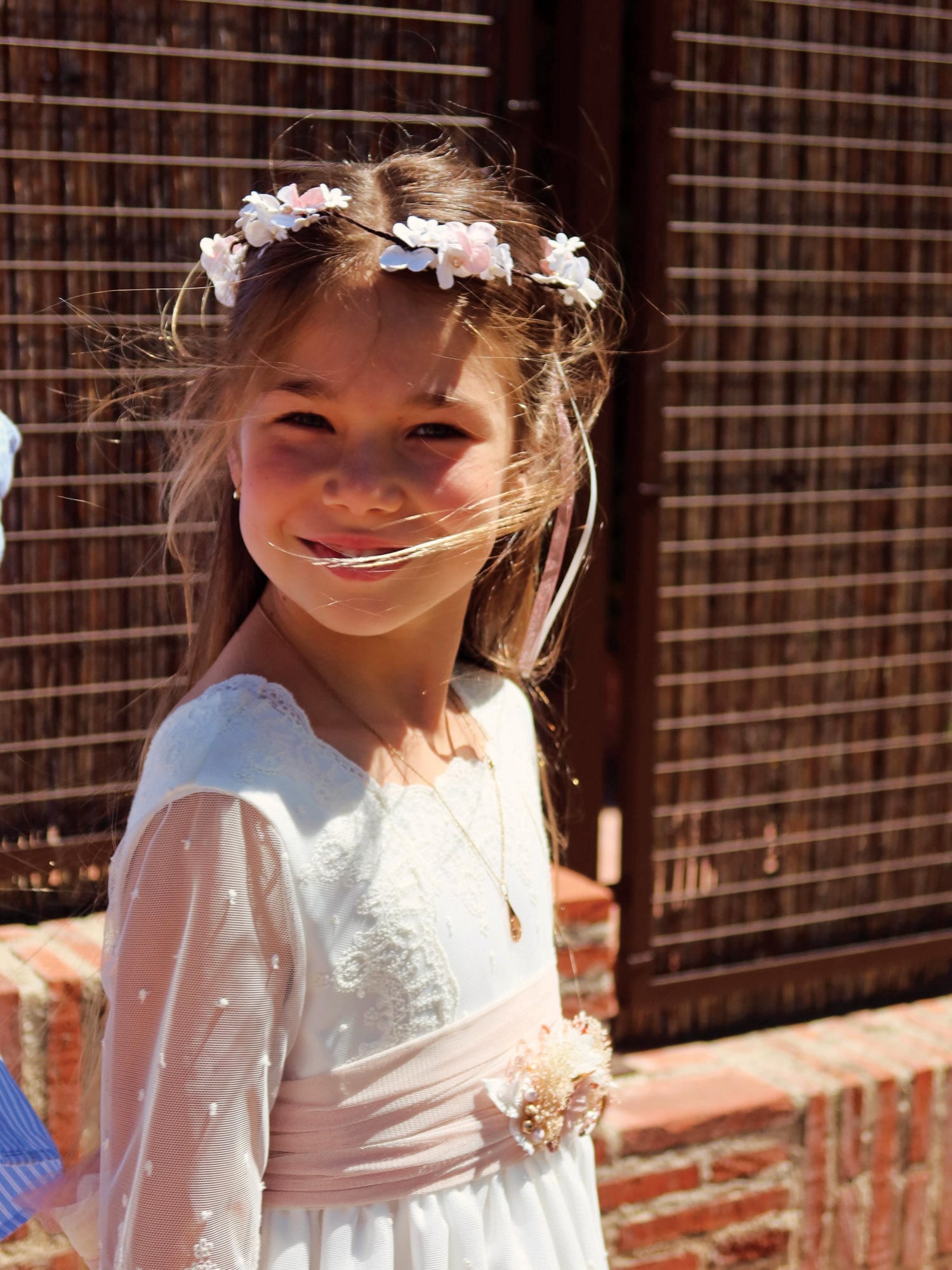 El día de su primera comunión, Francesca lució un delicado
vestido princesa con
mangas plumetí,
cinturón rosa con
detalles florales
y una tiara de
pequeñas rosas
blancas y rosas