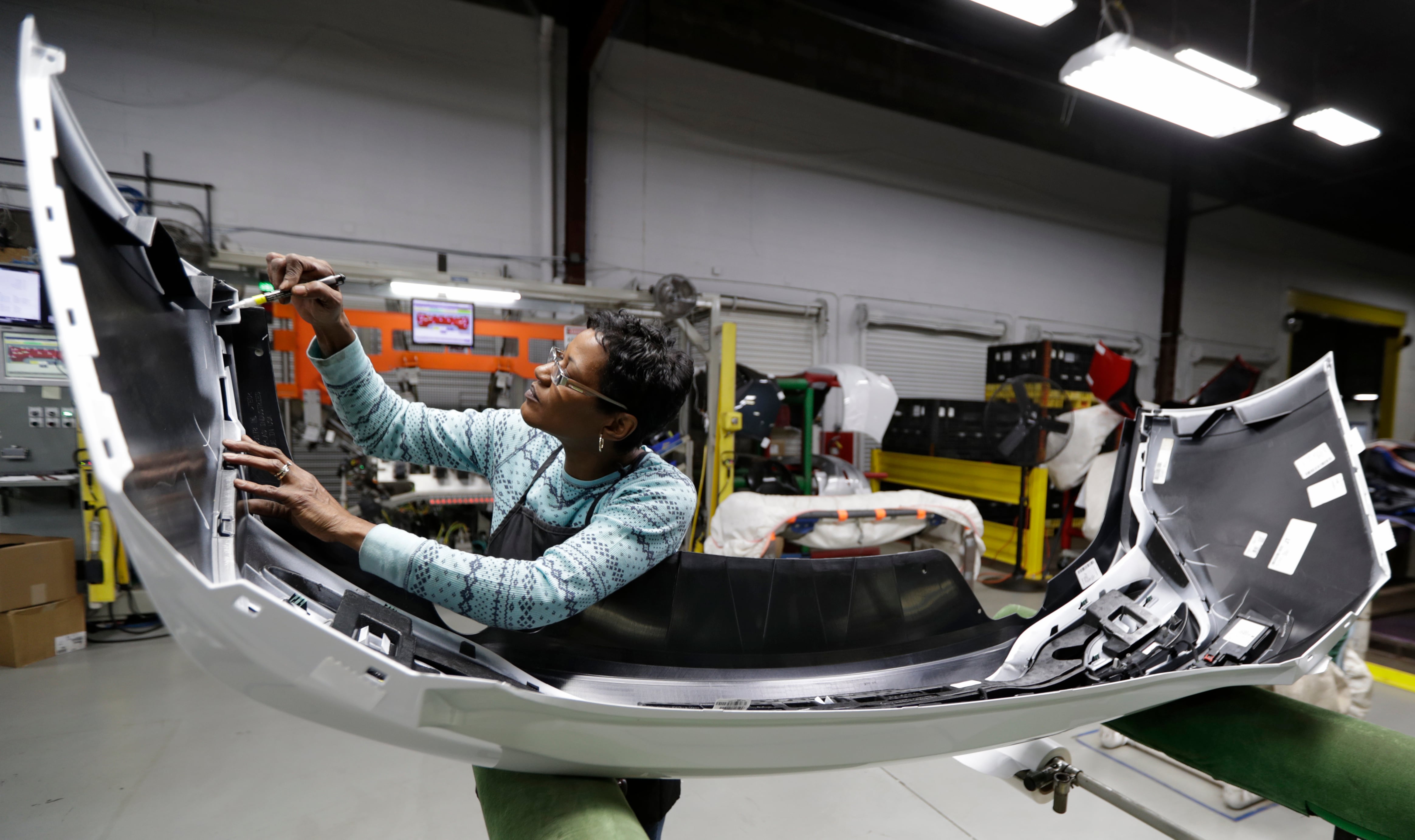 Archivo - La trabajadora Mary Skinner inspecciona la parte trasera de un Chevrolet Cruze de General Motors en Jamestown Industries en Youngstown, Ohio, el 28 de noviembre de 2018. Aunque el impacto del T-MEC ha sido leve, ha ayudado a los trabajadores y los principales beneficiarios han sido en México. (AP Foto/Tony Dejak, Archivo)
