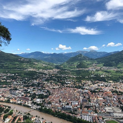 Cuál es la condición: una región montañosa en Italia ofrece dinero para vivir ahí