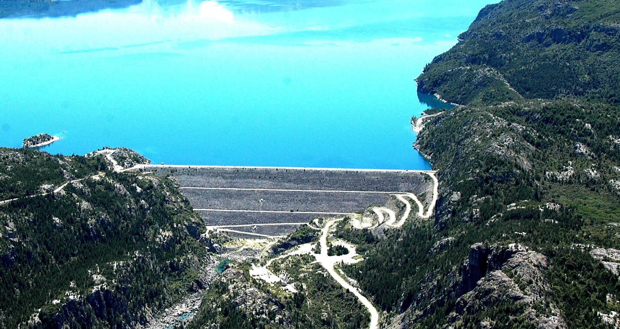 La central eléctrica Futaleufú está ubicada sobre el río homónimo, en la provincia del Chubut.