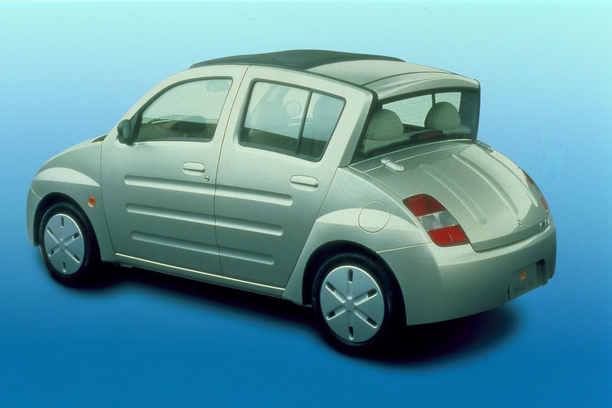 Muchos especialistas encontraron similitudes con el Citroën Ami 6 por la caída invertida de la parte trasera