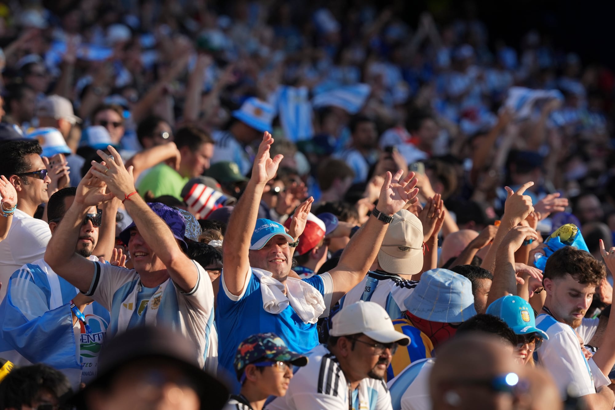 Hinchas argentinos en Argentina vs Suiza, por los cuartos de final de la copa del mundo 2026, en el estadio Arrowhead de Kansas City