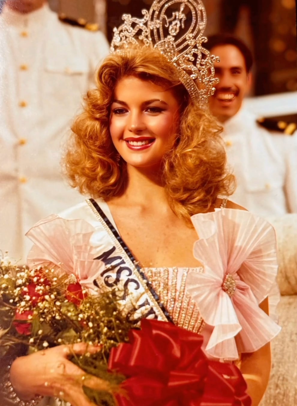 De los concursos de bella a la política de su país, la ex Mis Universo destacó por llegar a una candidatura presidencial (Instagram/@irene_saezconde)