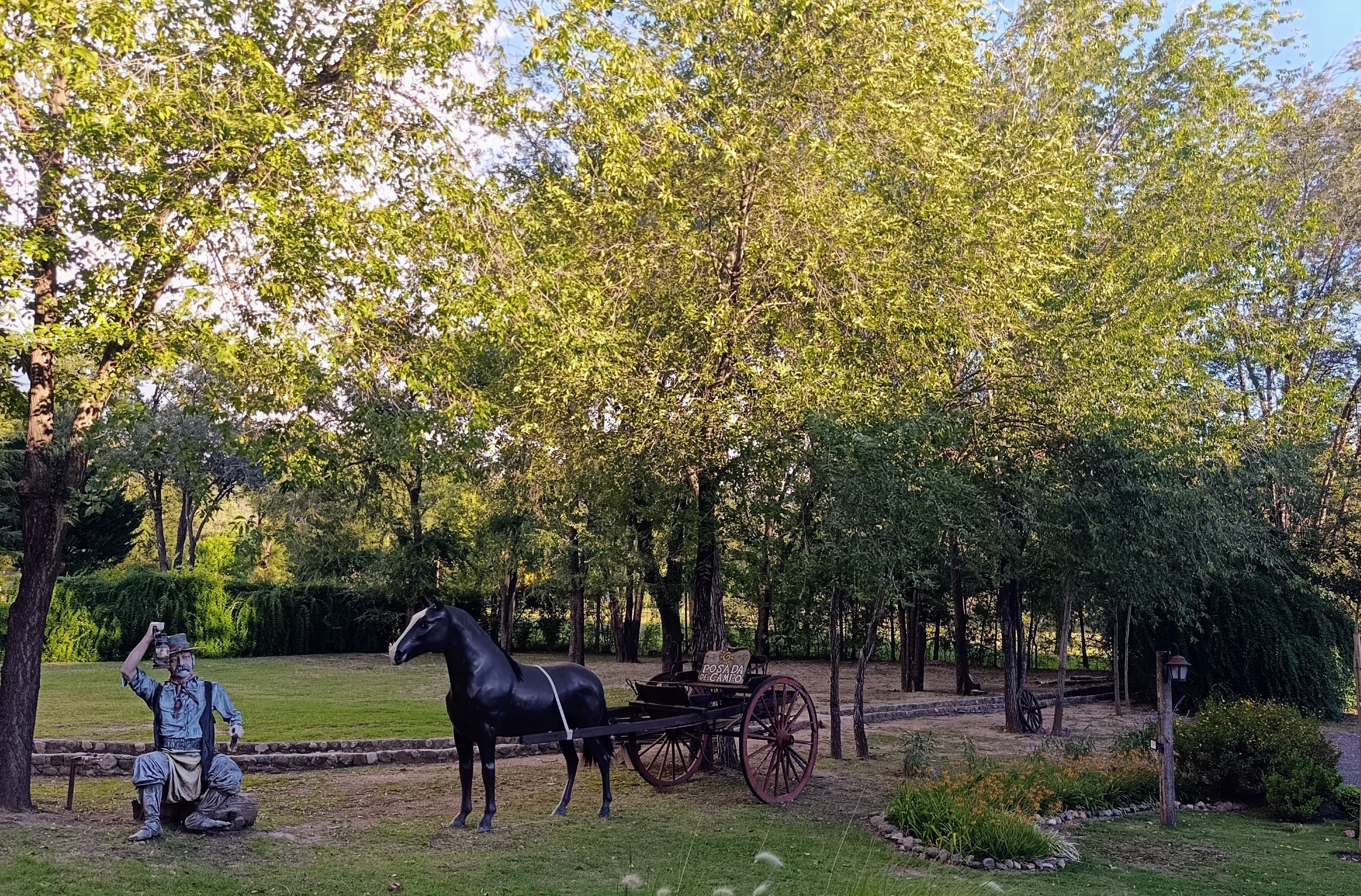 El parque ofrece agradables paseos en otoño y la piscina en verano.