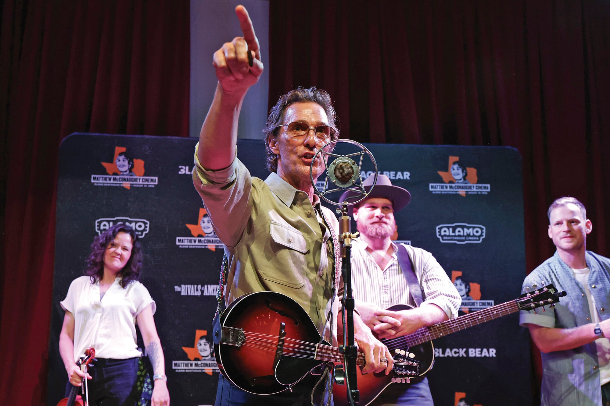En su nueva película, McConaughey interpreta a Amziah King, un apicultor y músico que vive en una comunidad rural de Oklahoma y que encuentra en la miel, la música y sus vínculos con los vecinos una parte central de su vida
