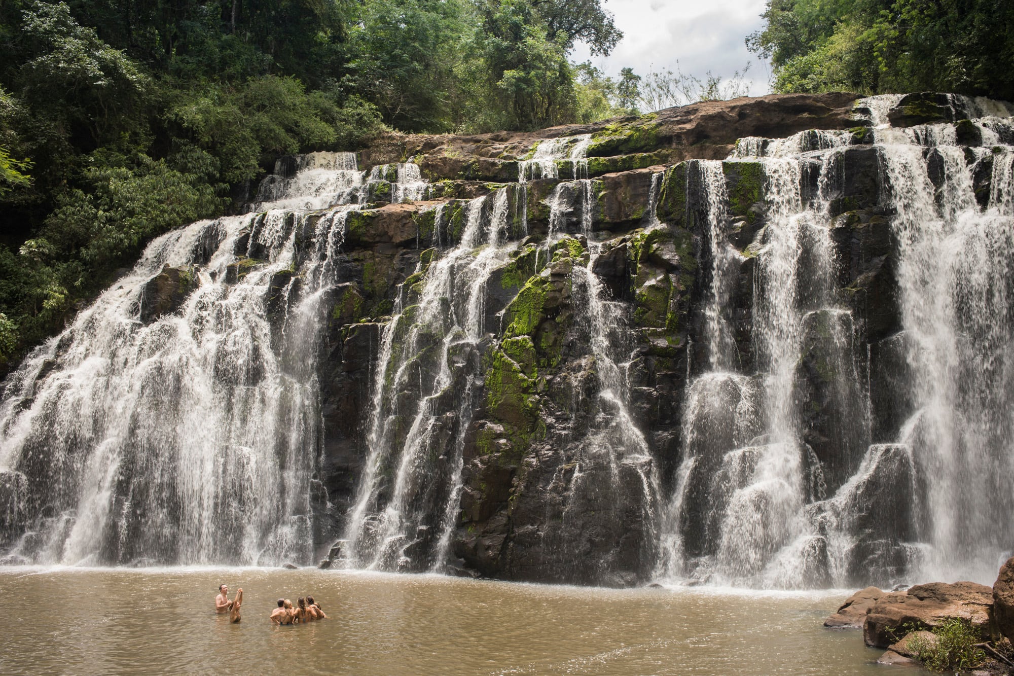 El salto a pocos minutos de Iguazú al que sólo se accede por agua y permite bañarse casi solo