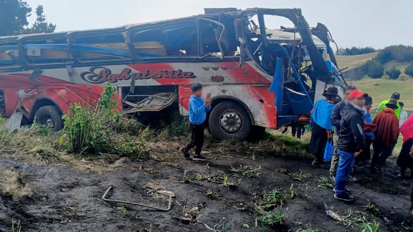 Tragedia en Ecuador: volcó un micro y murieron al menos 22 personas