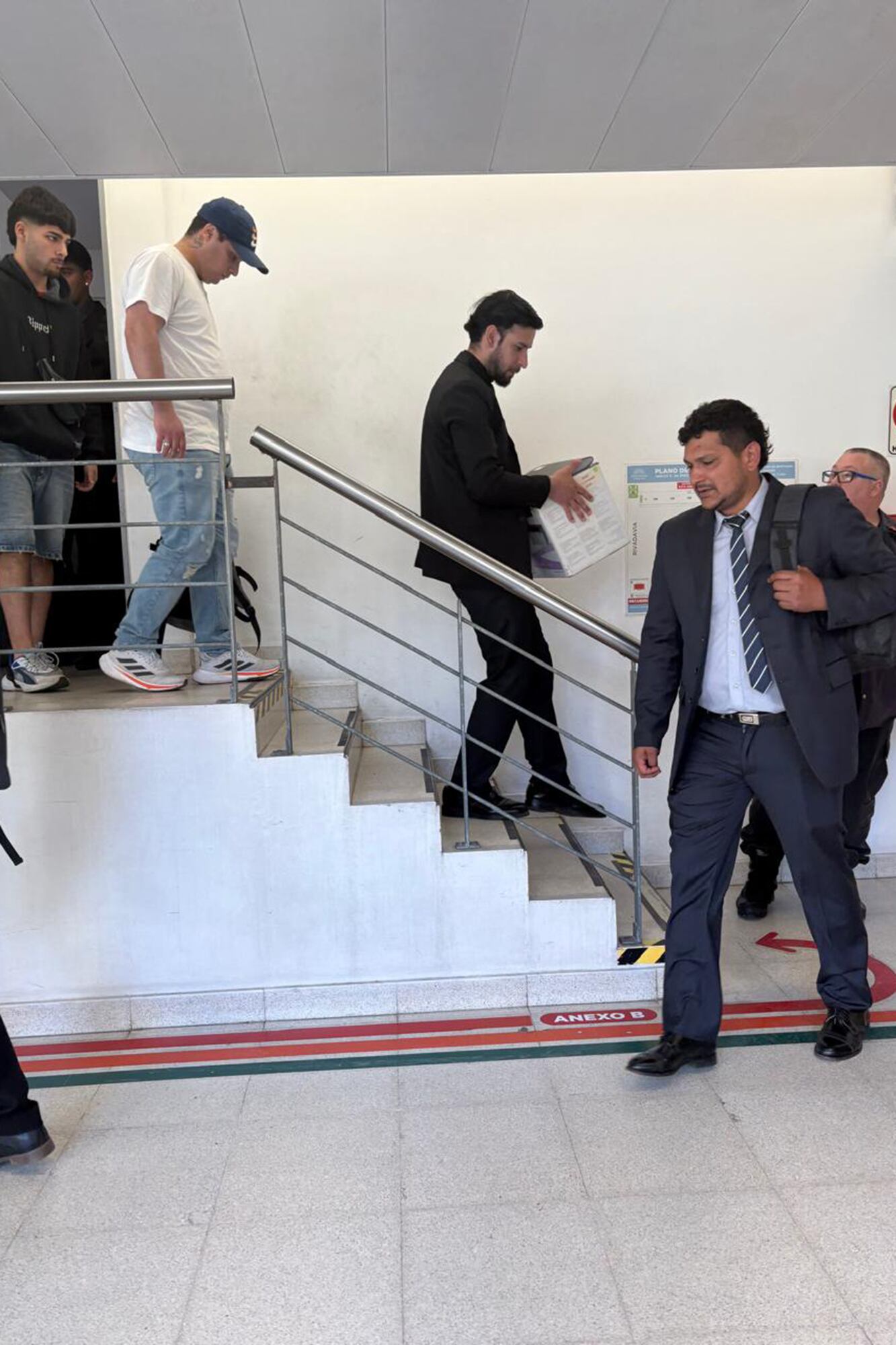 Delegados de la Justicia salen del despacho de Espert en Diputados con una caja