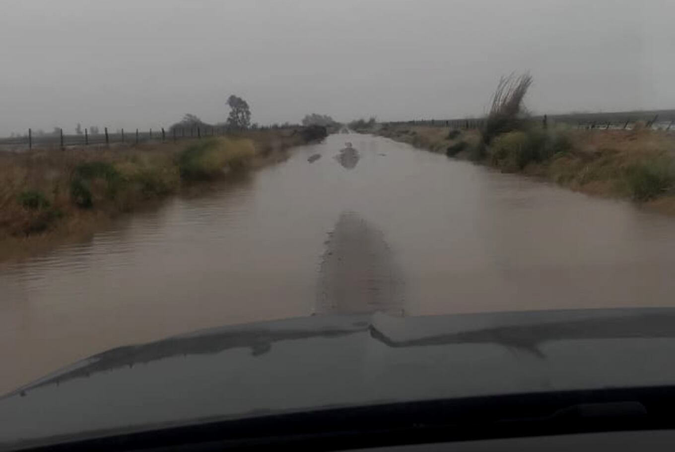 Campos y caminos anegados en La Pobladora, Córdoba