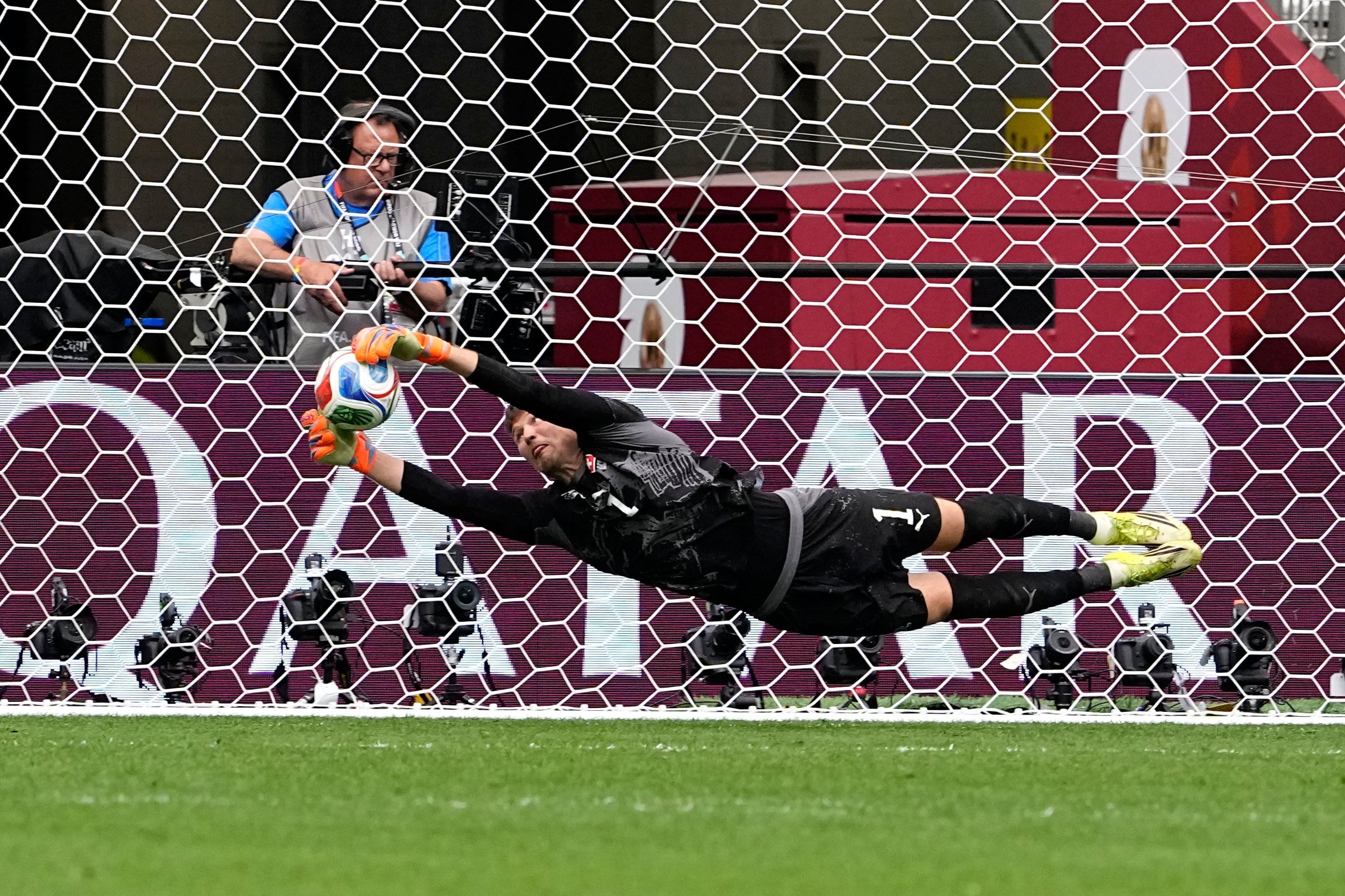Gregor Kobel atajó el penal de 'Cucho' Hernández y ayudó a Suiza a meterse en cuartos de final
