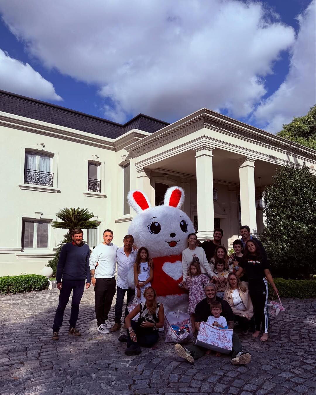 Según señalaron en A la tarde (América TV) la China Suárez habría sido vista por última vez con Juan Manuel Cativa y Carolina Nolte en el festejo de Pascua que organizaron en la casa de Icardi (Foto: Instagram @sangrejaponesa)