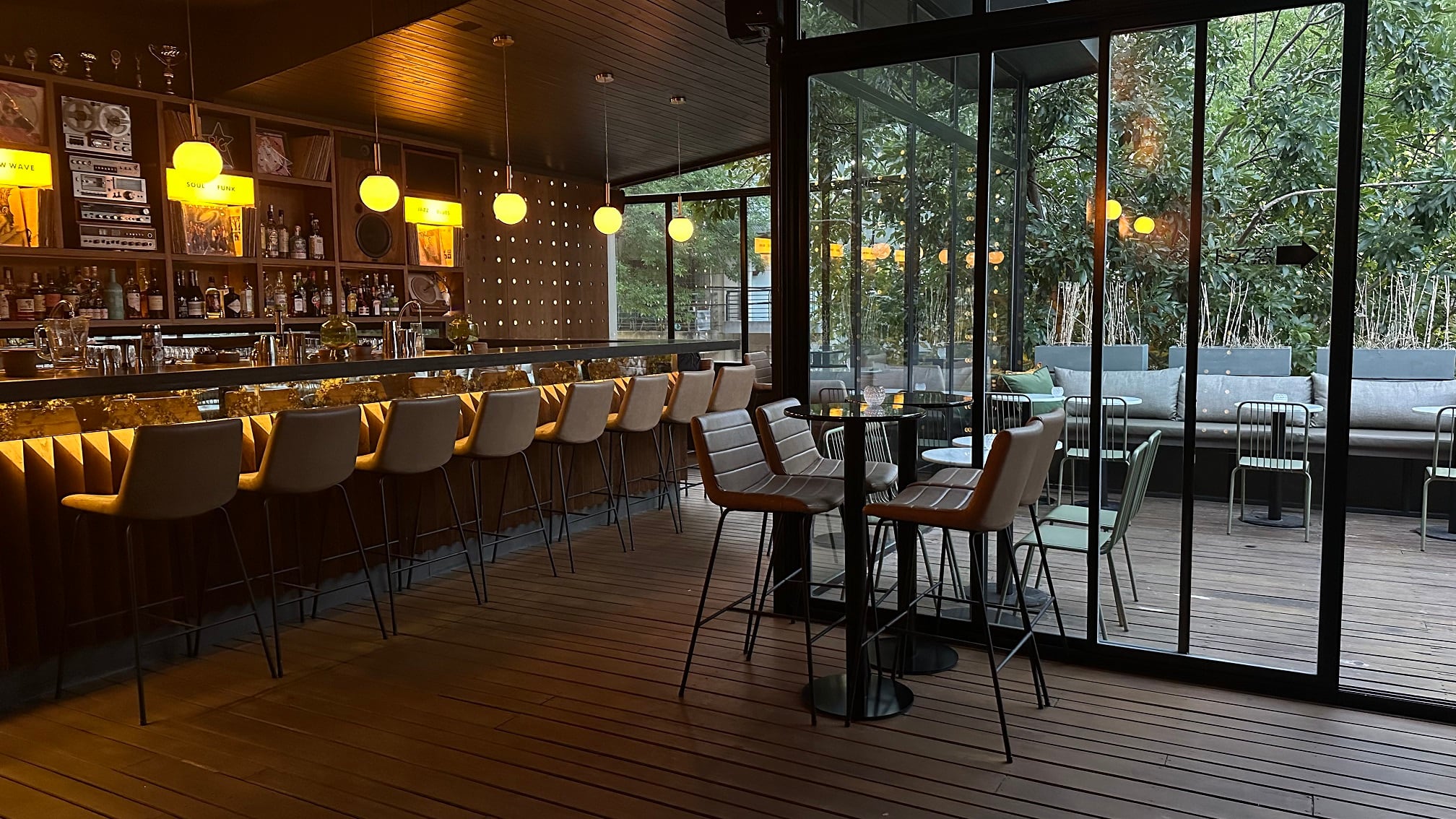 Terrazas otoñales para tomar un trago y escuchar música en Mixtape