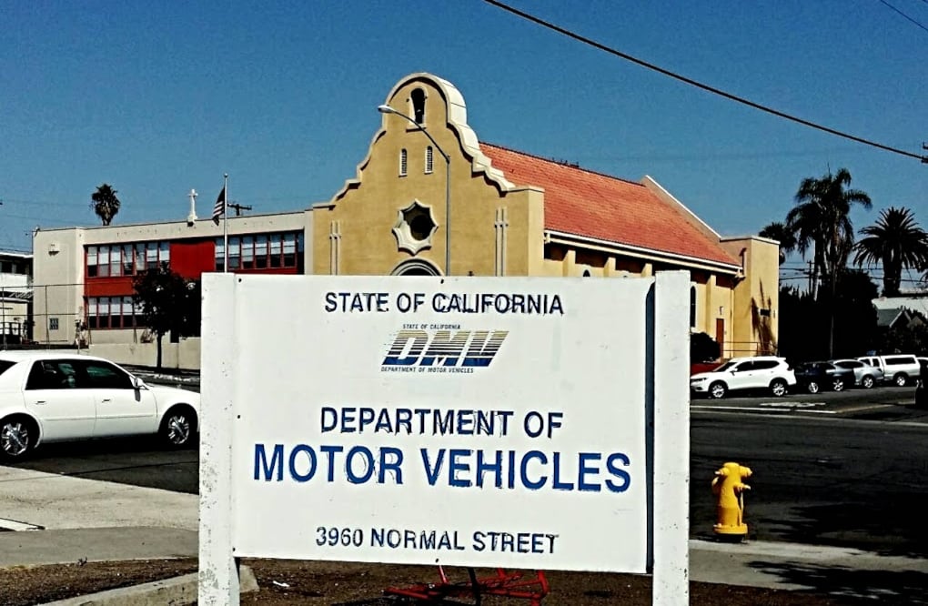Para obtener una licencia de conducir puede comenzar el proceso en línea y terminarlo en una oficina del DMV de California