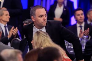 Adorni y el karma del vocero: lo dicho desmentido por los hechos