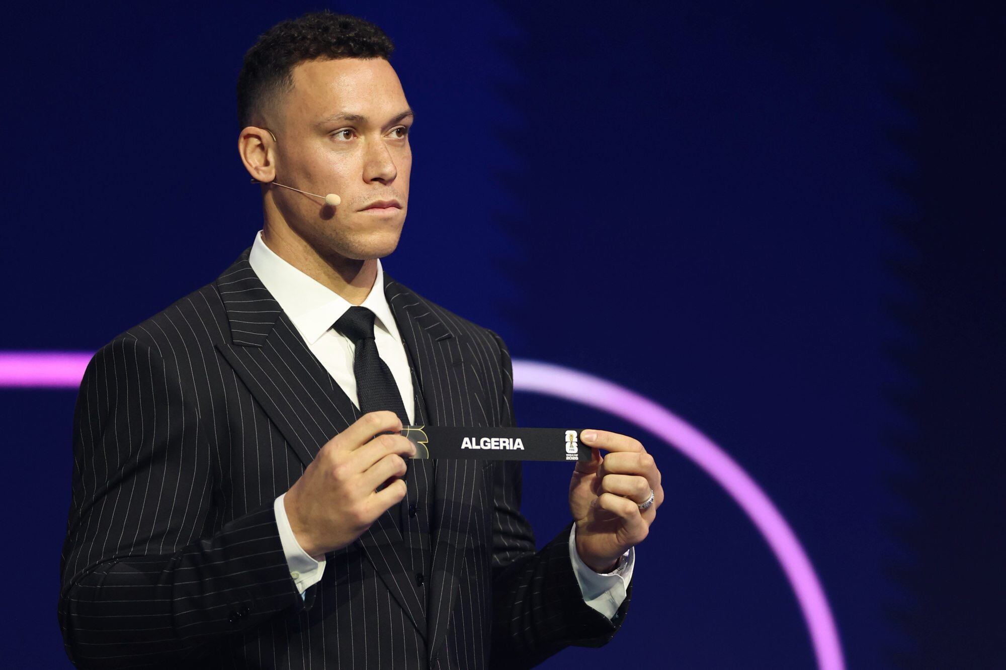 El jugador de los New York Yankees, Aaron Judge, al mostrar la bolilla de Algeria