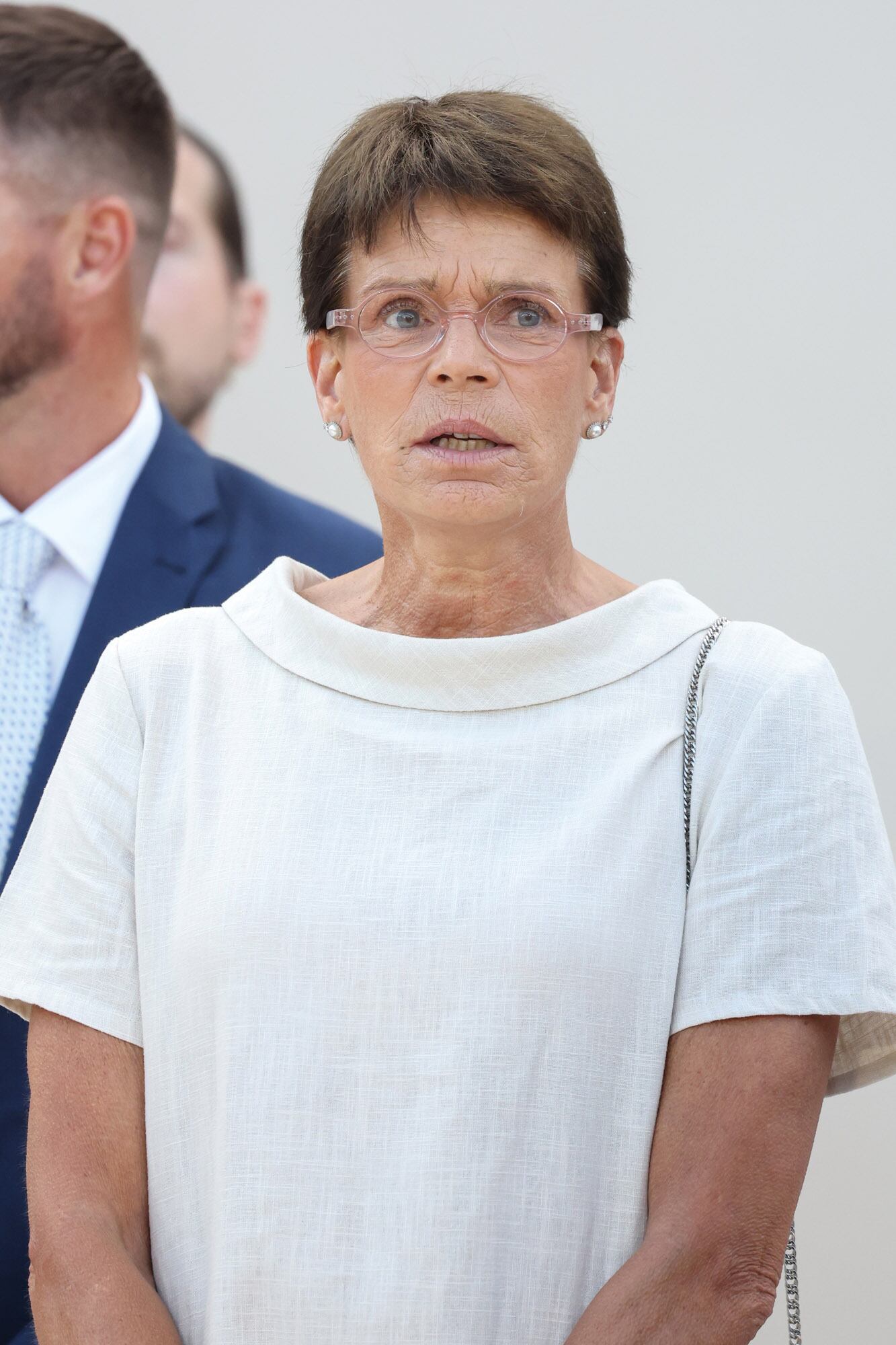 La princesa Estefanía (jubilada de sus deberes reales) optó por un estilismo minimalista: vestido completamente liso y de mangas cortas en color crudo de Zara.