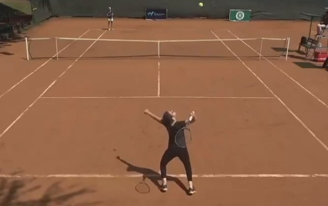 Bochorno en un torneo de tenis profesional en Kenia: una invitada que pareció haber jugado por primera vez