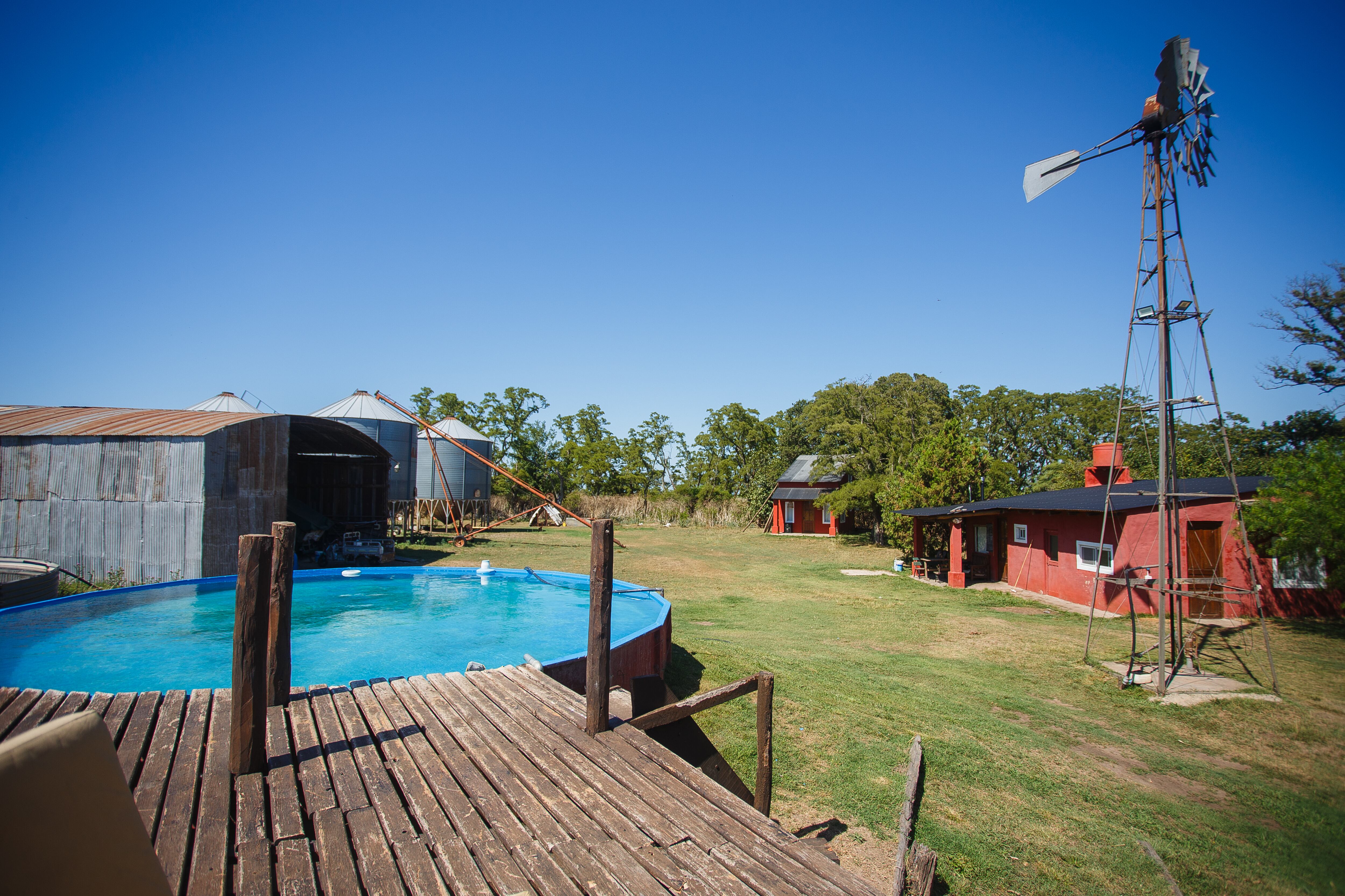 Uno de los tanques australianos fue reconvertido en pileta.