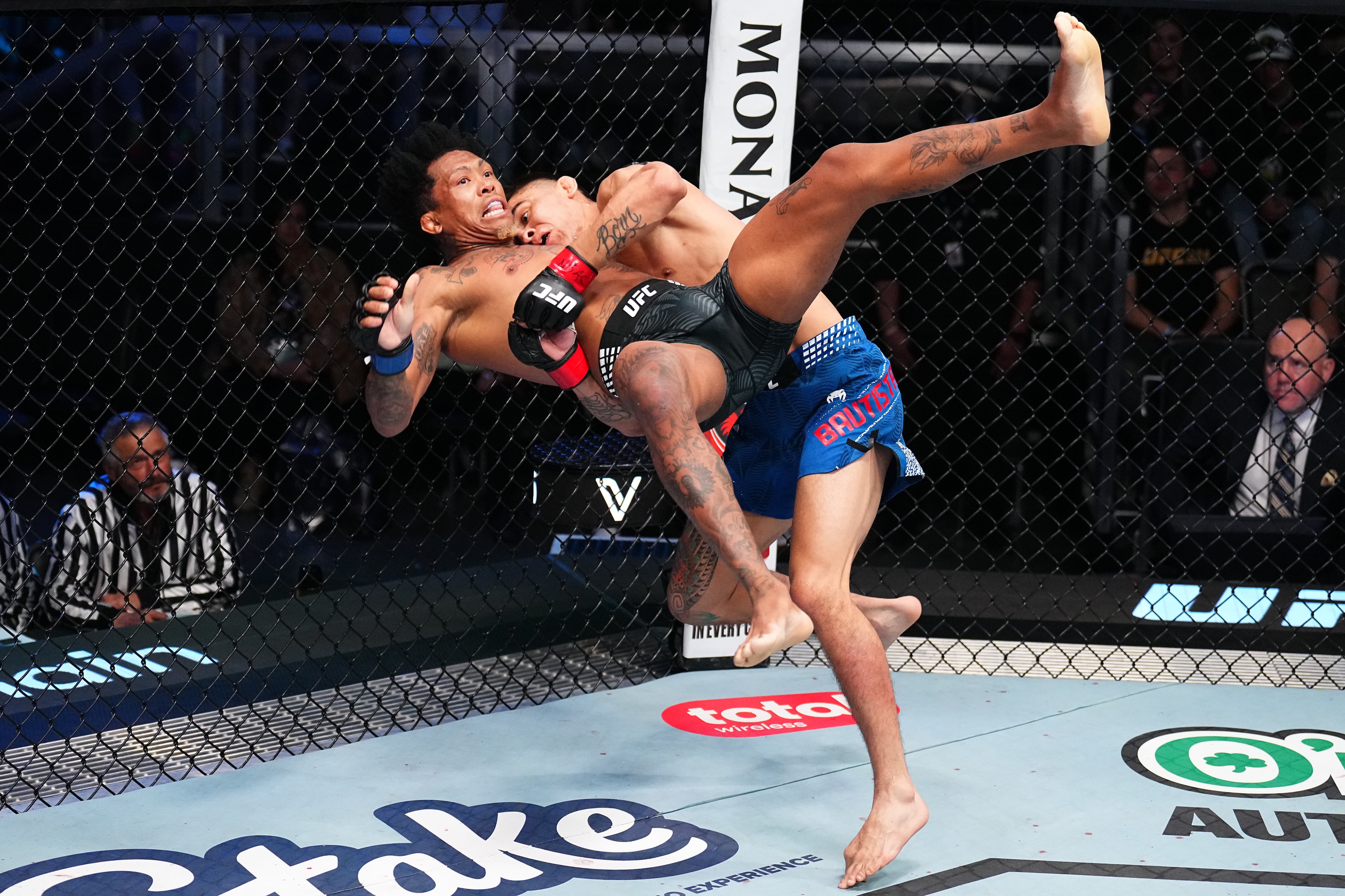 El salvaje “mataleón” de Mario Bautista sobre Vinicius Oliveira que enardeció a los fanáticos en UFC Vegas 113