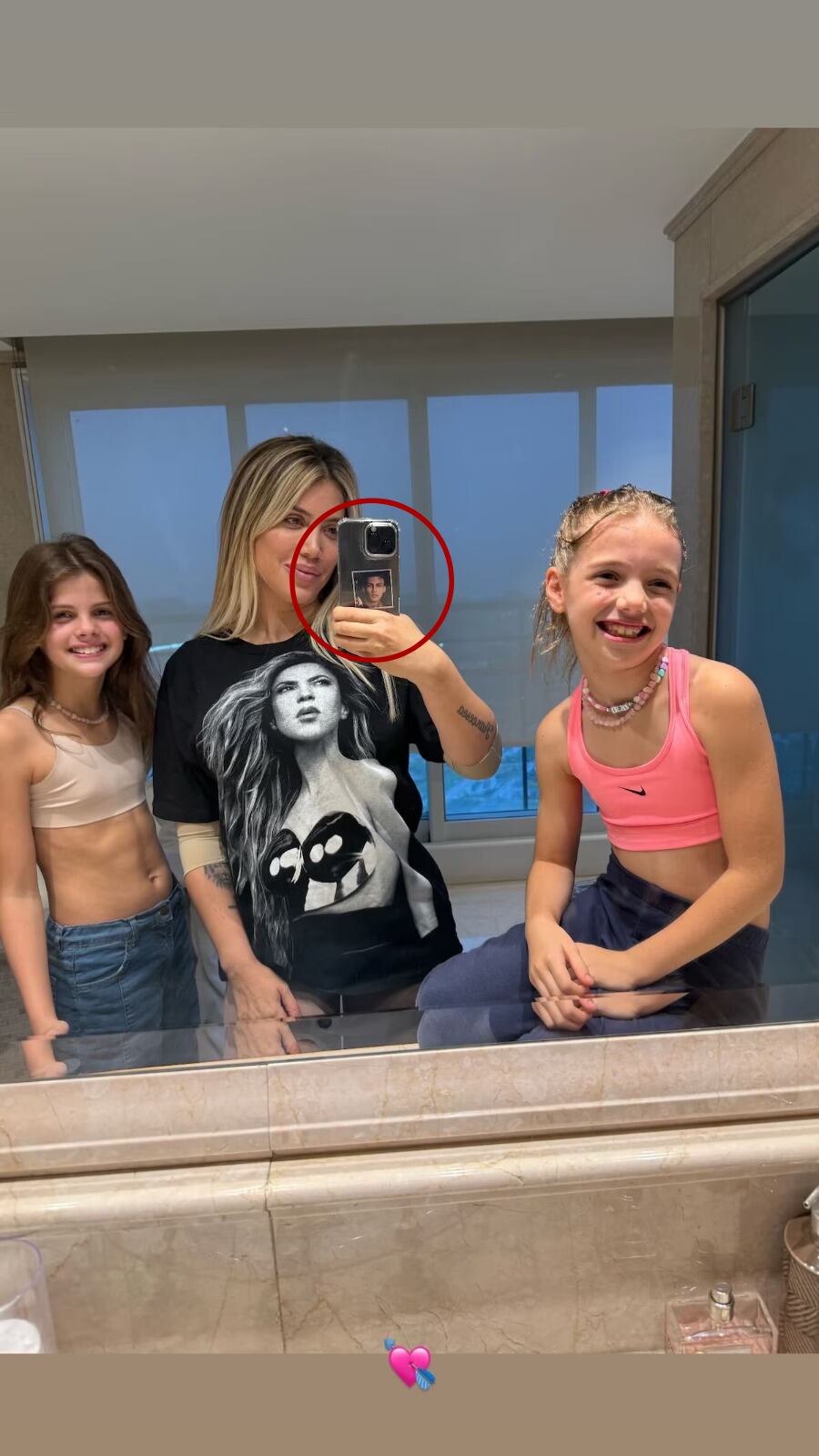 Wanda Nara sumó a su colección de fundas para el celular, una con la cara de L-Gante (Foto: Instagram @wanda_nara)