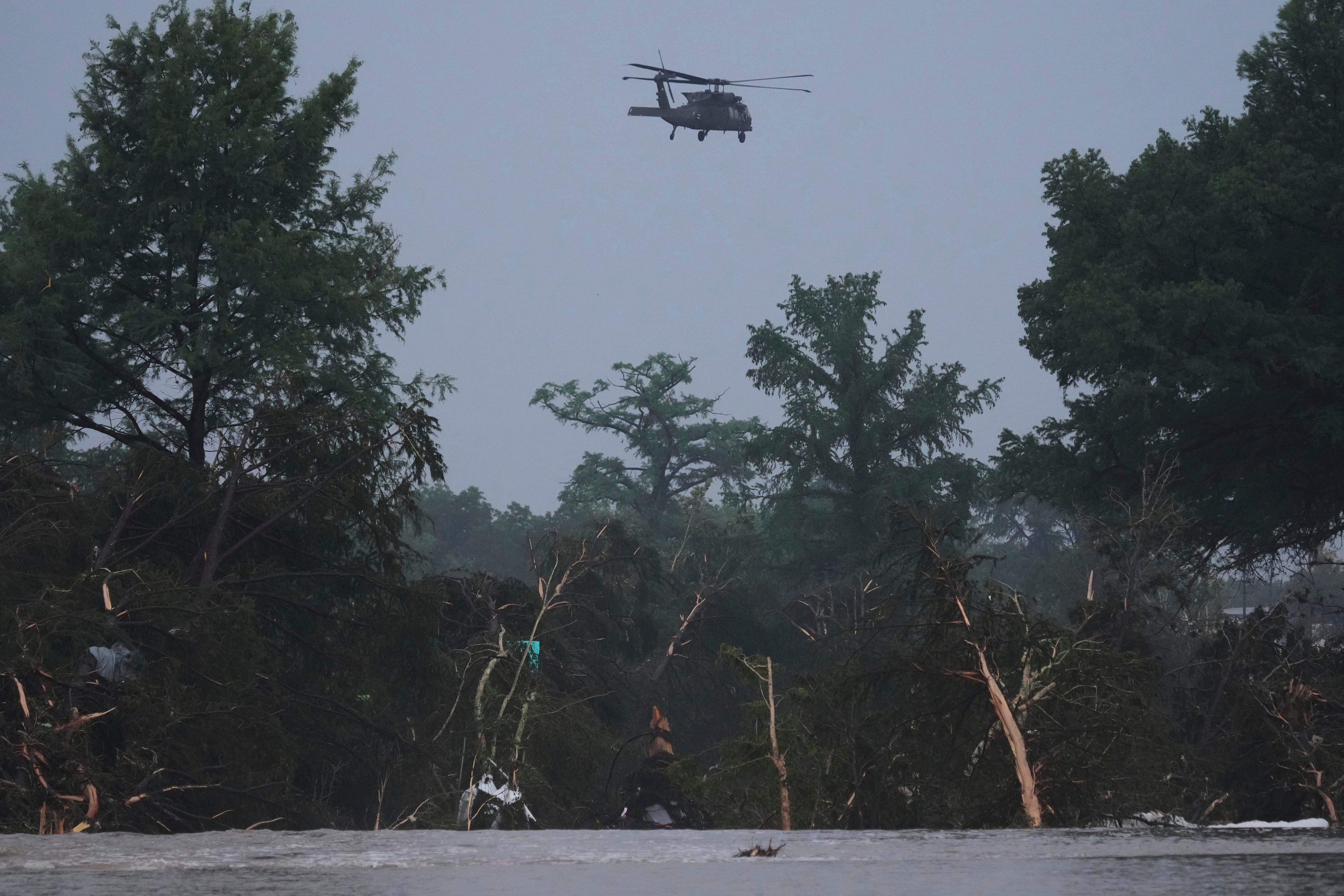 Un helicóptero sobre el río Guadalupe luego que una inundación afectó el área en Kerrville, Texas, el 4 de julio del 2025.