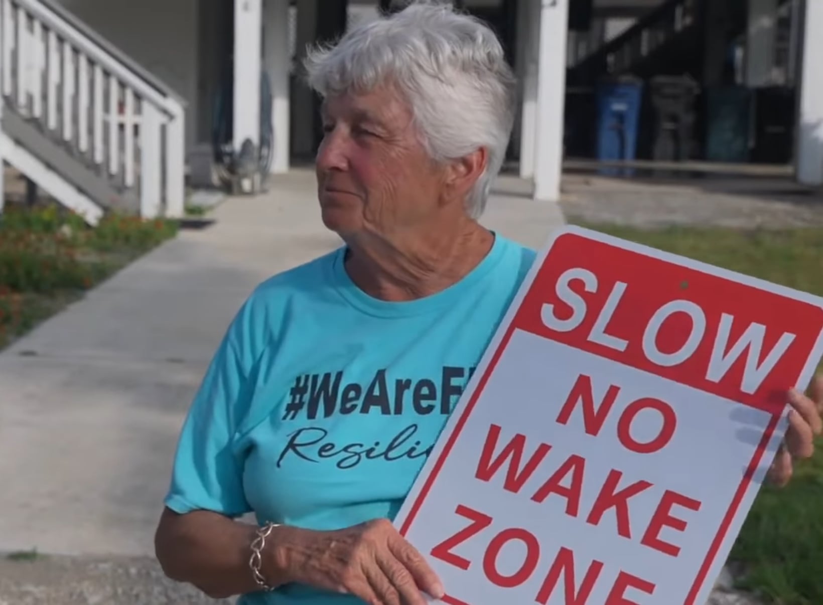 La nueva ley permite a las autoridades multar a los vehículos que circulen a altas velocidades en zonas inundadas