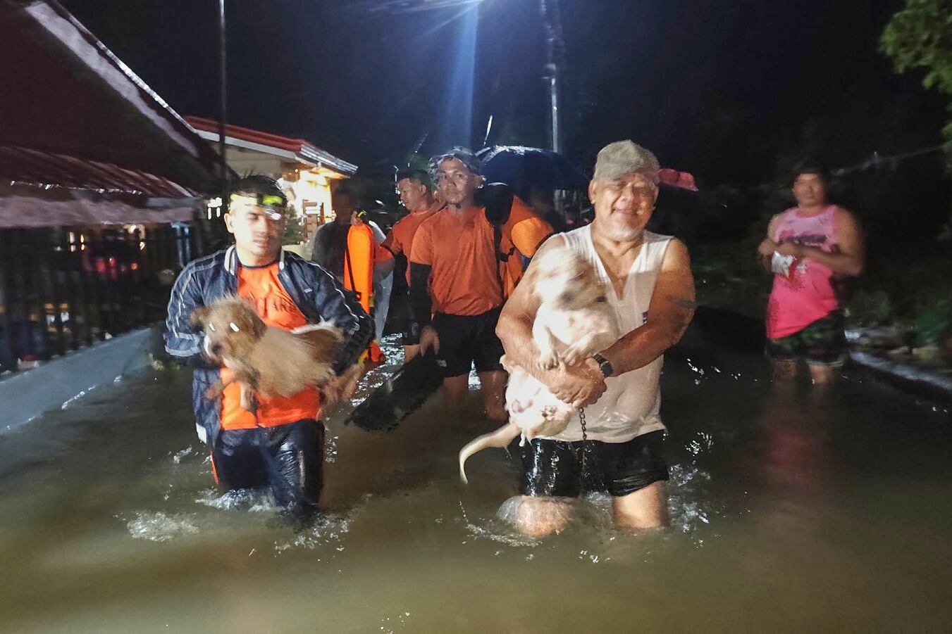 En esta imagen, distribuida por la Guardia Costera de Filipinas, residentes son evacuados junto a sus perros debido a las inundaciones causadas por el tifón Bualoi en Ormoc, en Filipinas, el 26 de septiembre de 2025