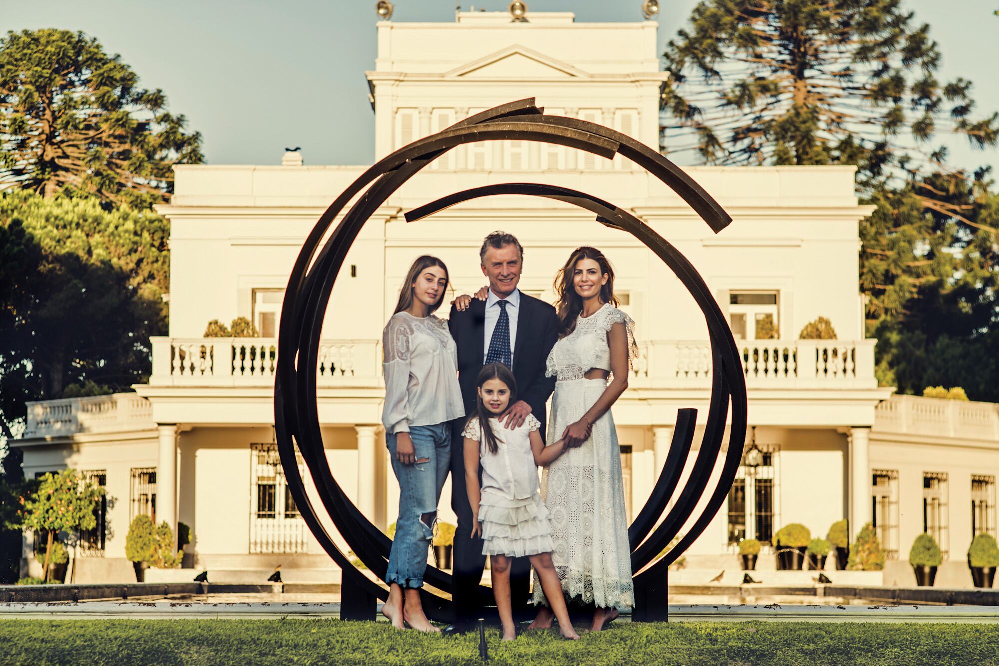 El retrato de la felicidad. Mauricio, Juliana, Antonia y Valentina, posando en la Quinta de Olivos, la residencia presidencial que Juliana transformó en hogar