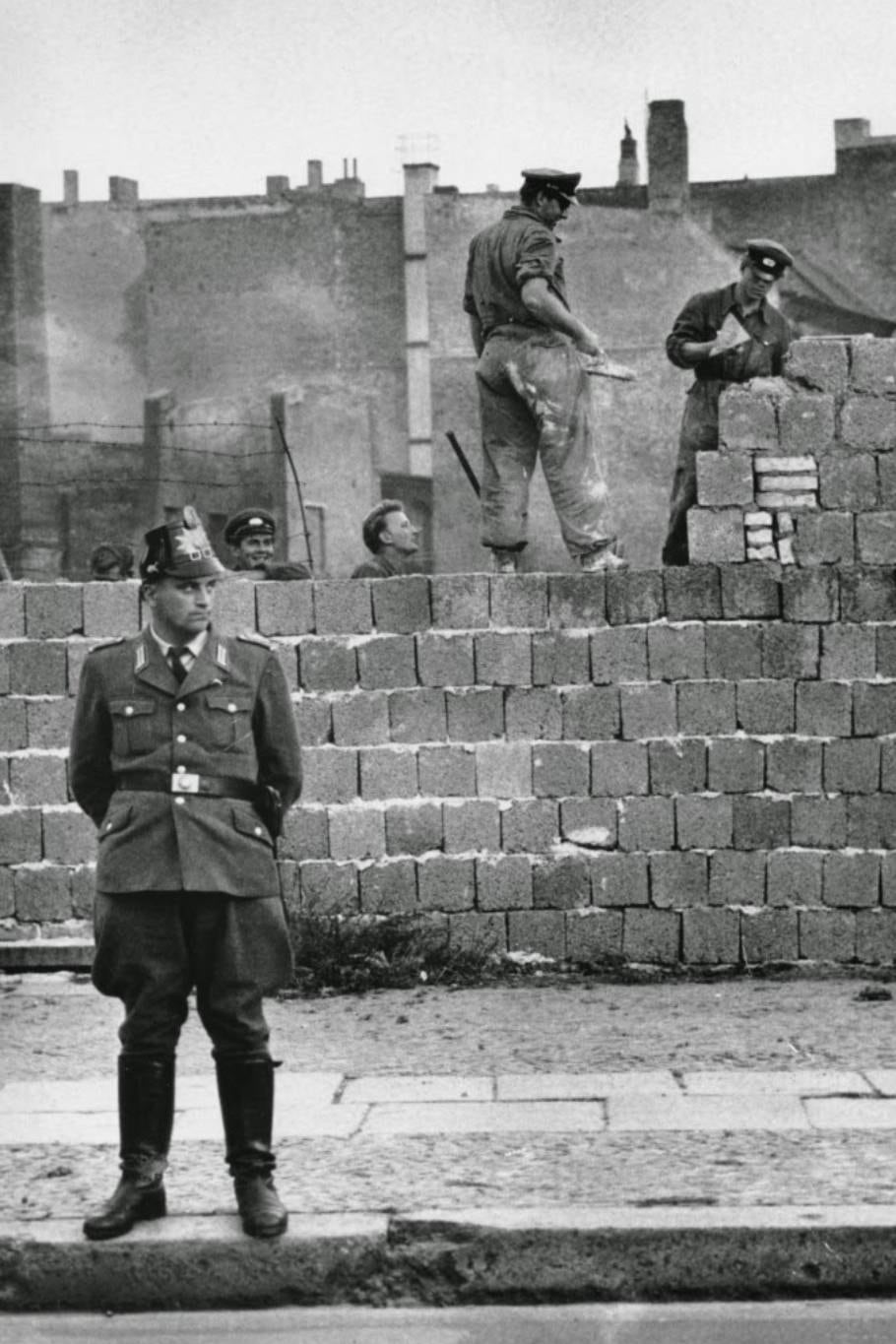 El sector occidental de Berlín no hizo nada por impedir la construcción del muro, pero trató de evitar que muriera gente al querer hacer el último intento de pasar del este al oeste