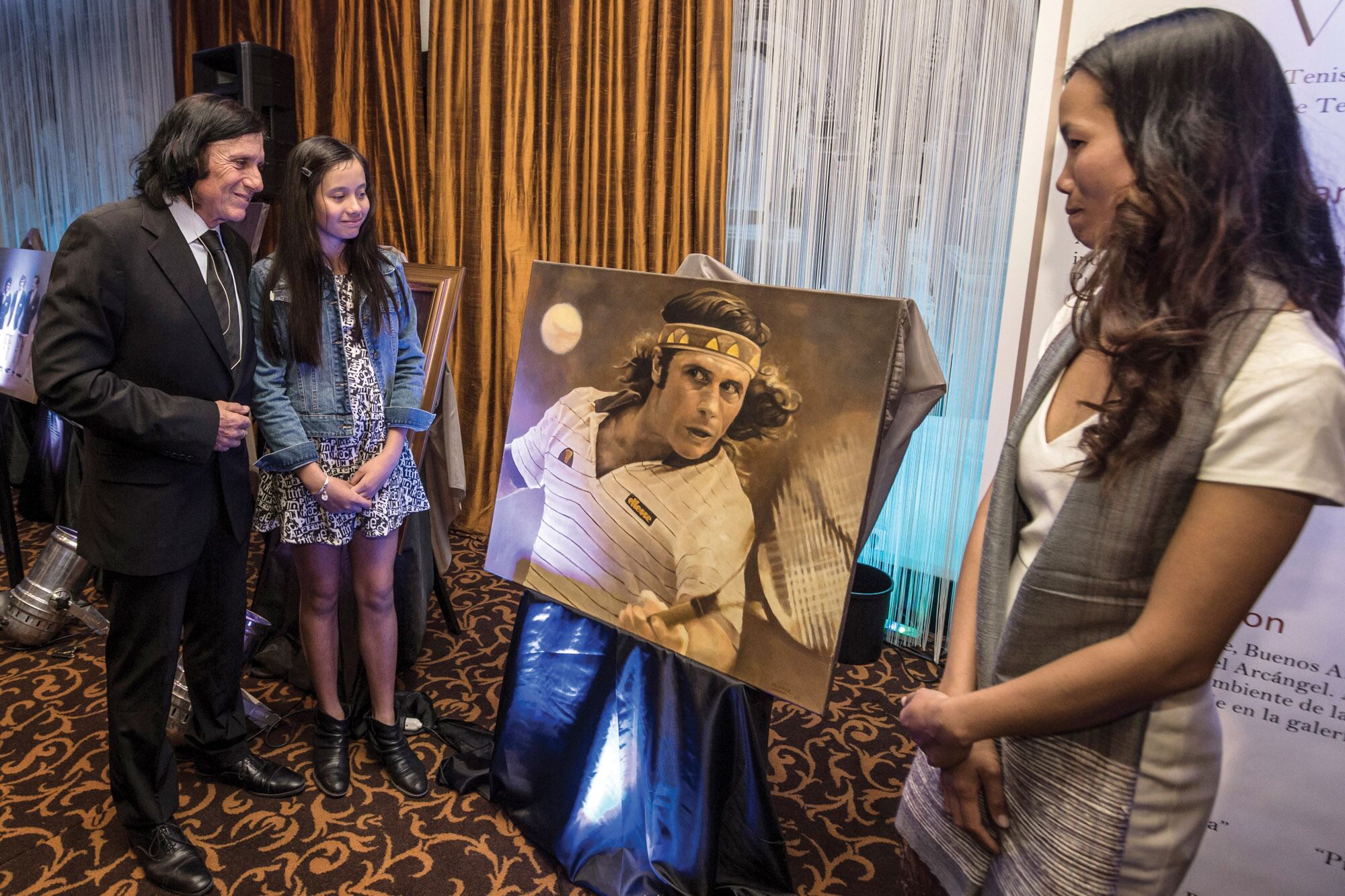 En septiembre de 2015, padre e hija observando una gigantografía de una foto del tenista en acción.