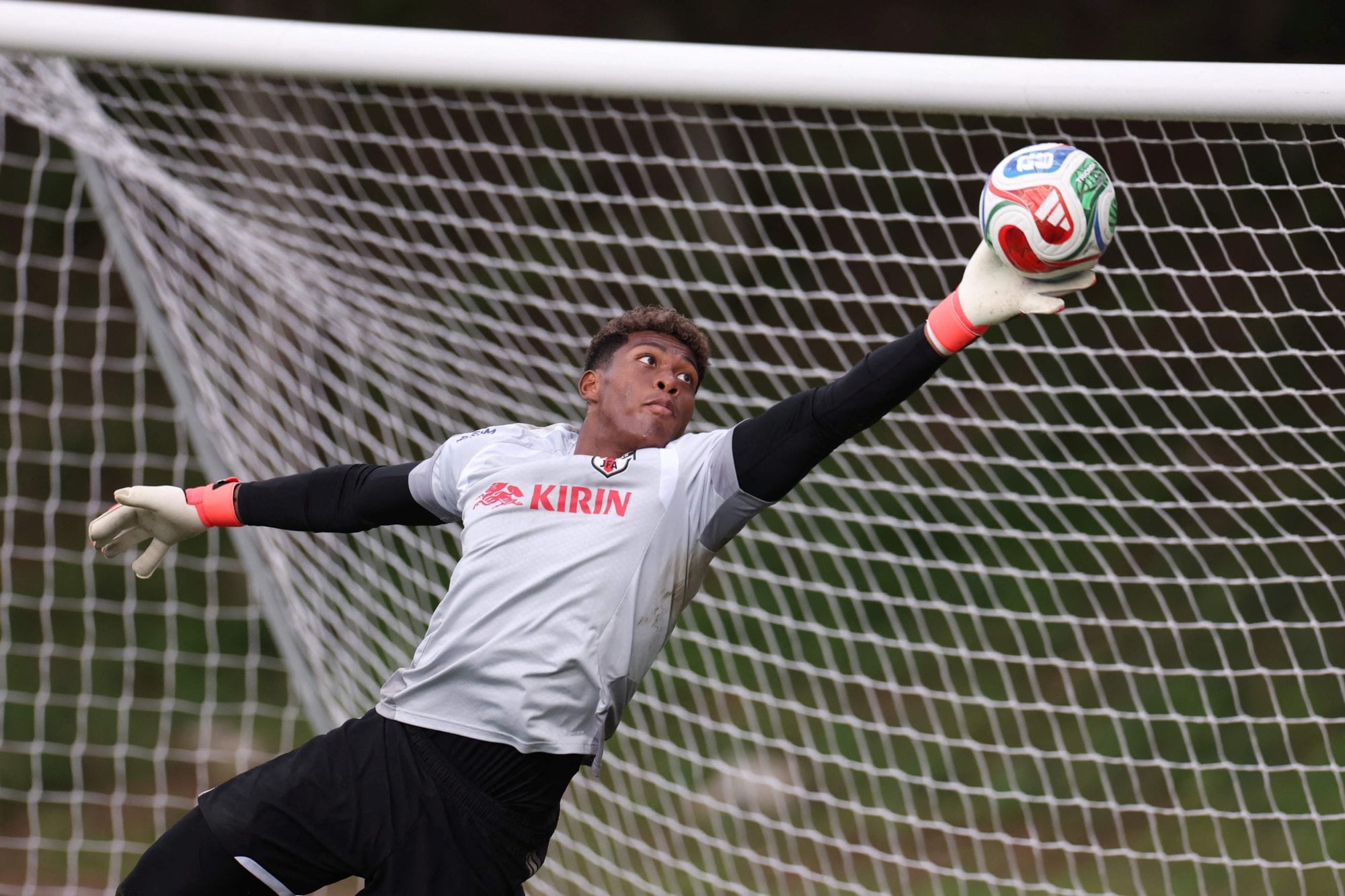 La historia de Zion Suzuki, el arquero que pudo jugar para tres países y eligió a Japón para ir al Mundial