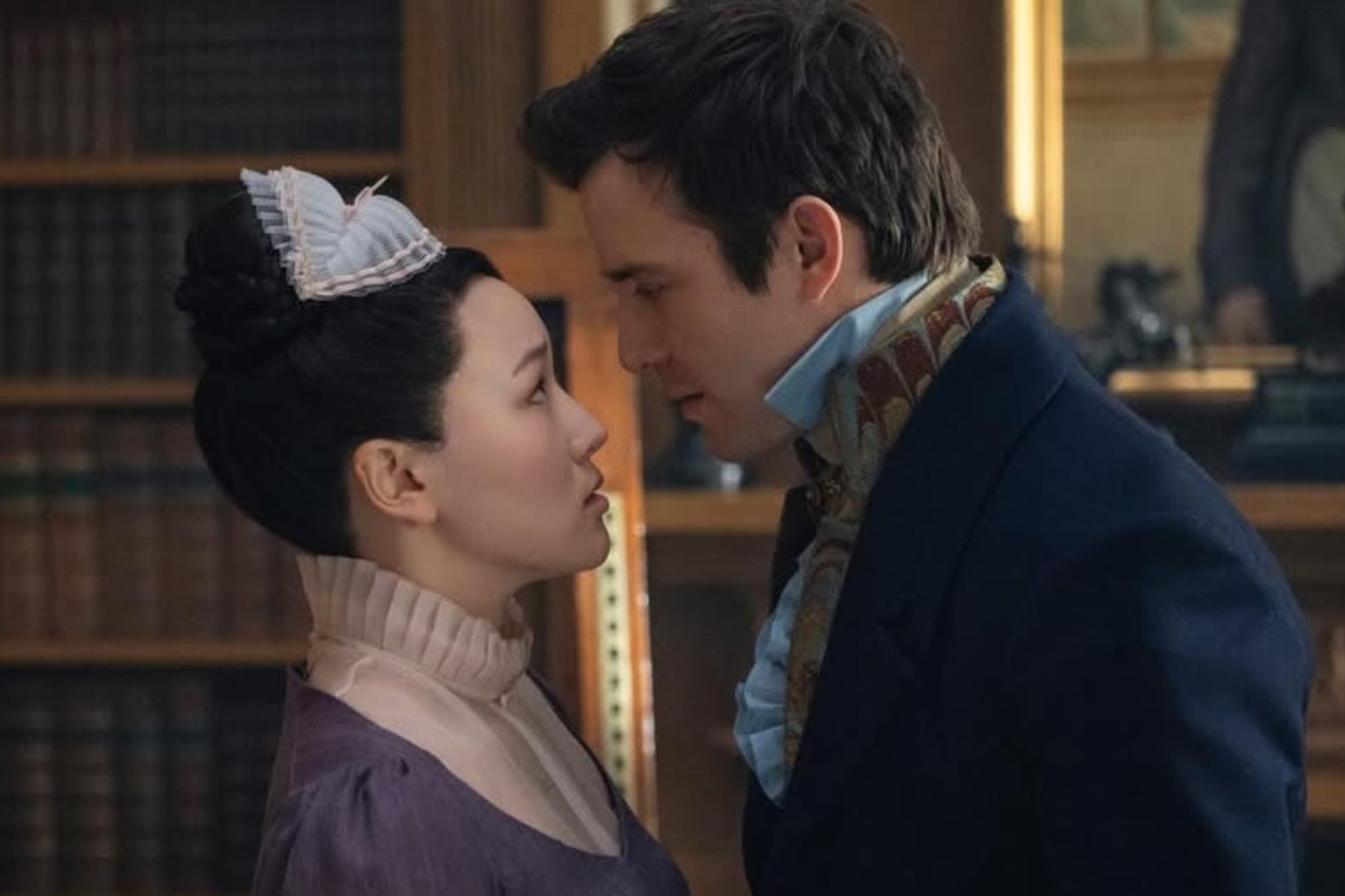 Luke Thompson y Yerin Ha protagonizaron la cuarta temporada como Benedict Bridgerton y Sophie Baek, una pareja que debió superar las diferencias de clase social para vivir su historia de amor. Según Netflix, la entrega debutó en el primer puesto del ranking global de series en inglés e ingresó al Top 10 de 92 países