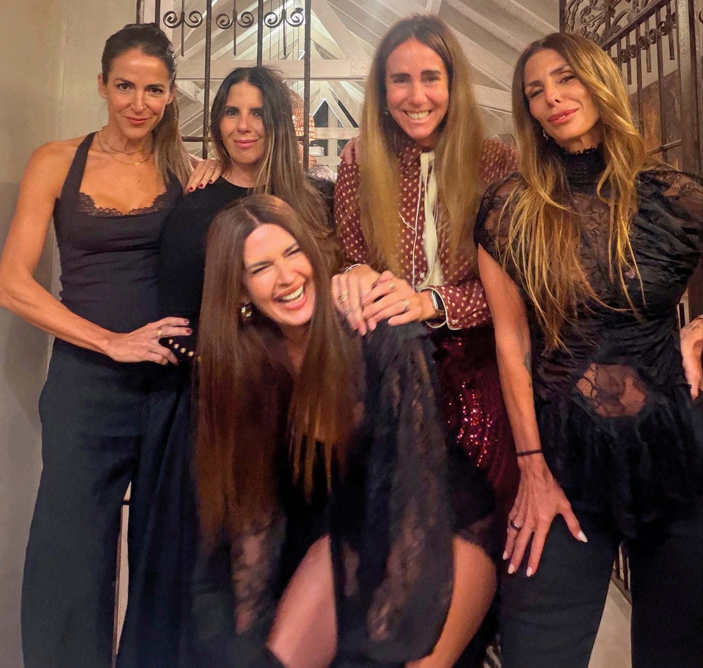 Cóctel de noticias: el doble de festejo de cumpleaños de Isabel Macedo, las vacaciones de Inés Rivero y el viaje de Benjamín Agüero 8 Agustina Lecouna, Rochi Goldenhorn, Sol Ahumada, Milagros Brito y Delfina Lecouna rodean a la cumpleañera