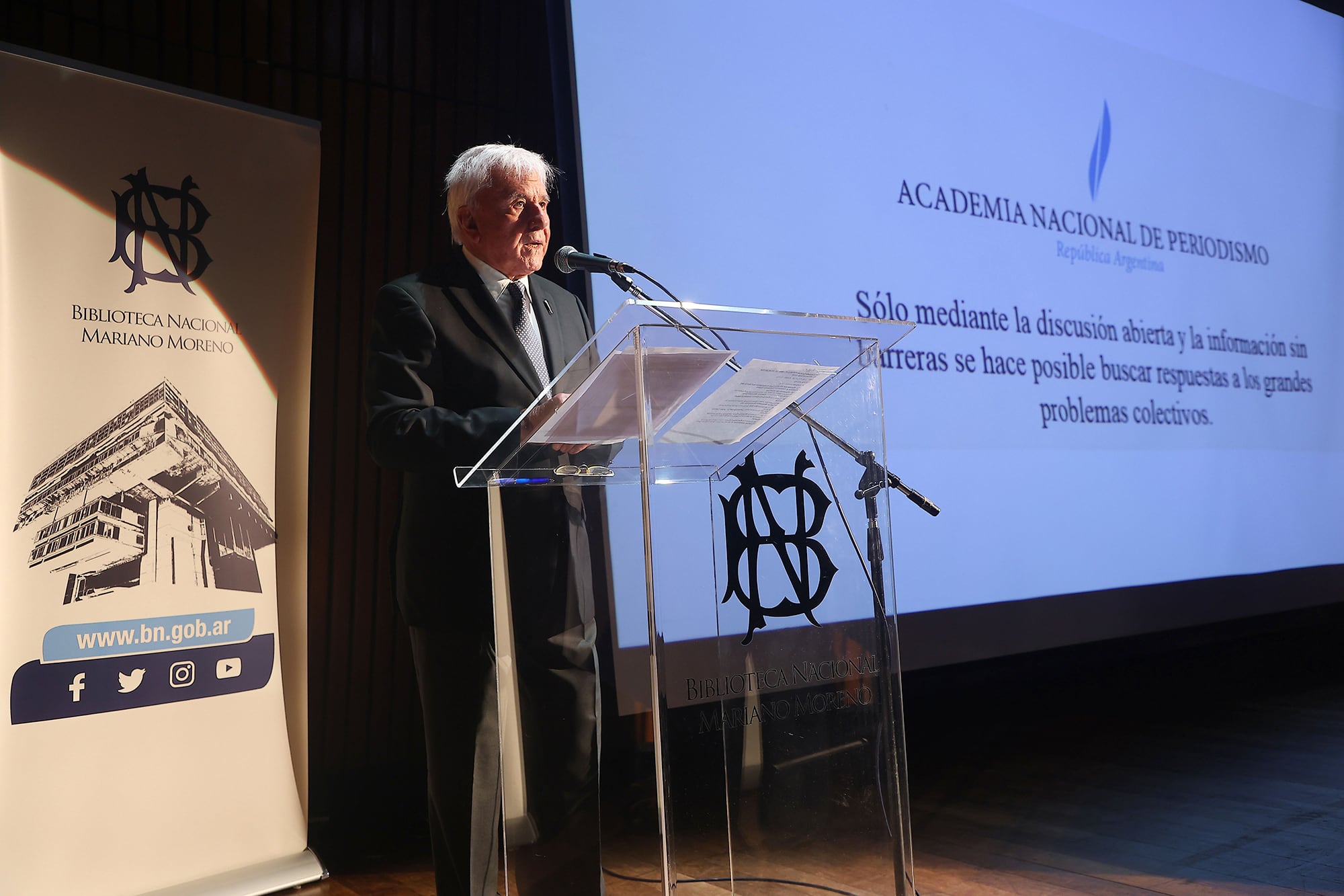 En fotos. El Dr. Juan Carlos Maqueda recibió la Pluma de Honor de la Academia Nacional de Periodismo 16 Las palabras de Fernando Bravo, de la Academia Nacional de Periodismo
