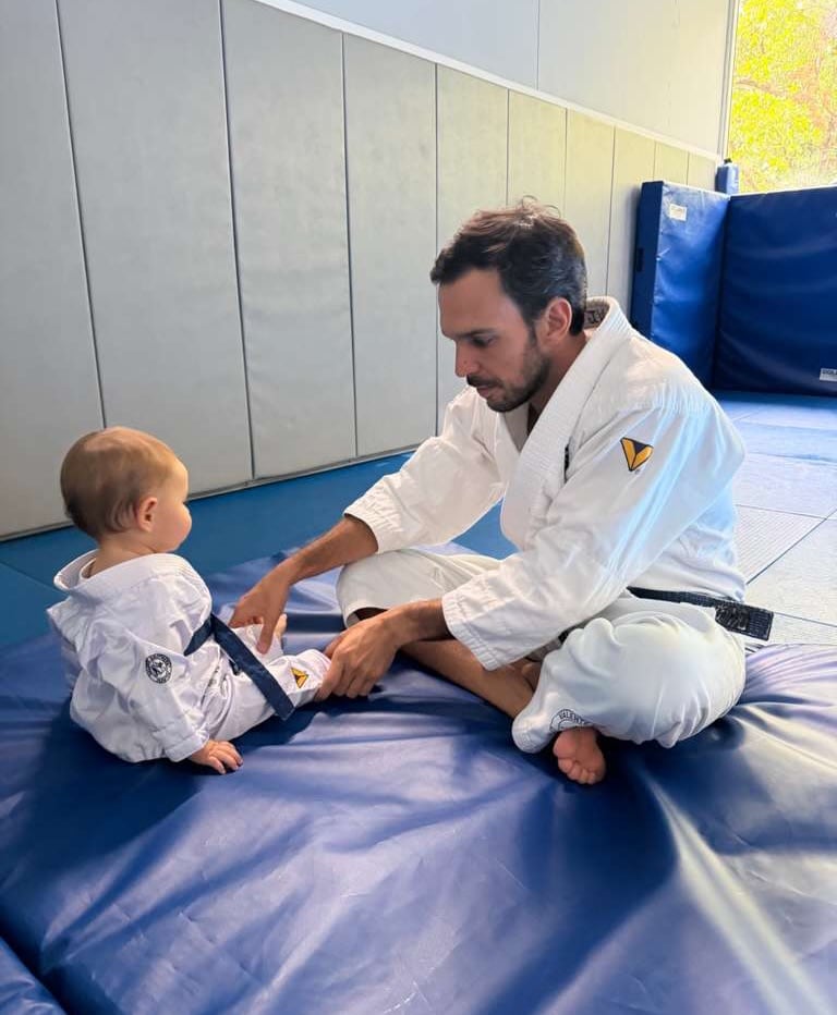 River junto a Joaquim Valente, en su estudio de jiu-jitsu. El pequeño ya tiene incluso su propio kimono para practicar artes marciales