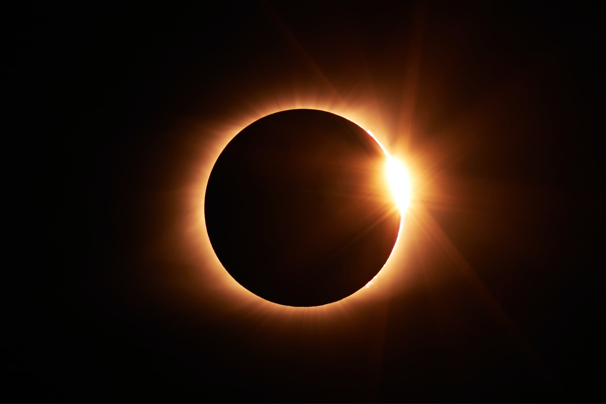 Hoy hay un eclipse solar anular, por el cual se puede observar el