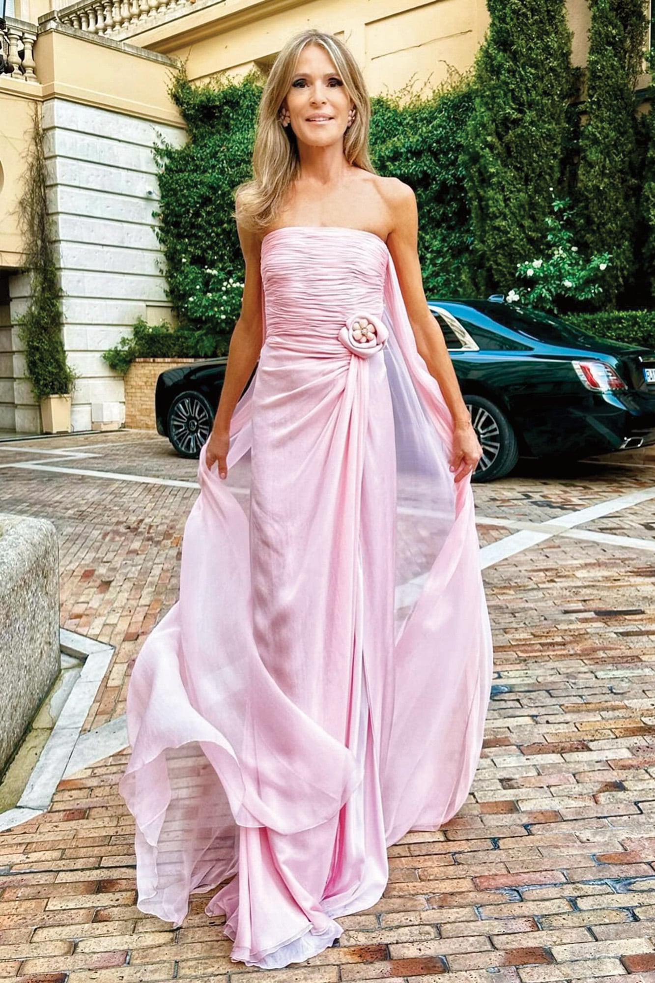 Otro de sus favoritos, un strapless drapeado, con flor en la cintura, cola y falda larga