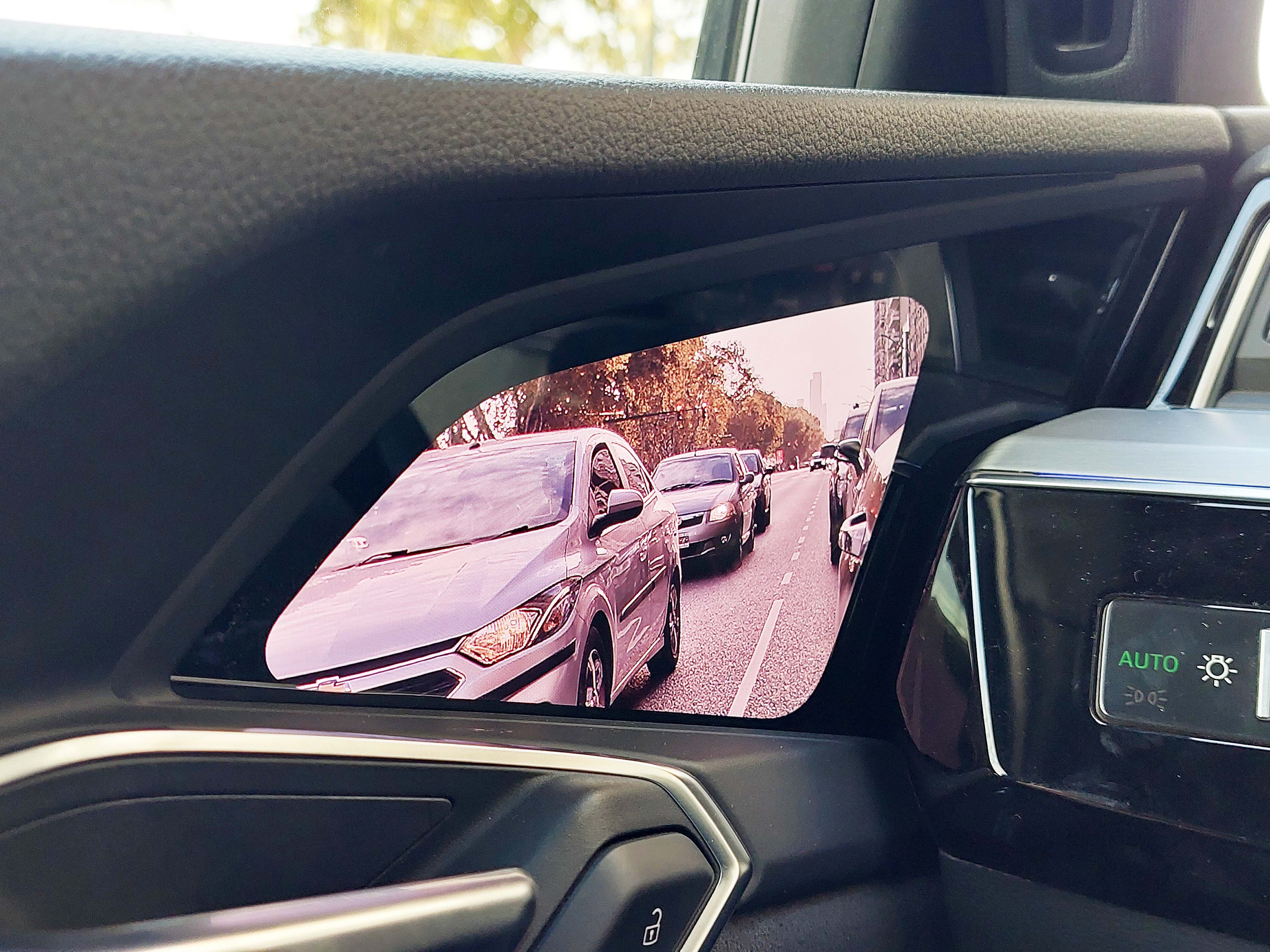 Nuevas tecnologías con el espejo retrovisor incorporado a la puerta