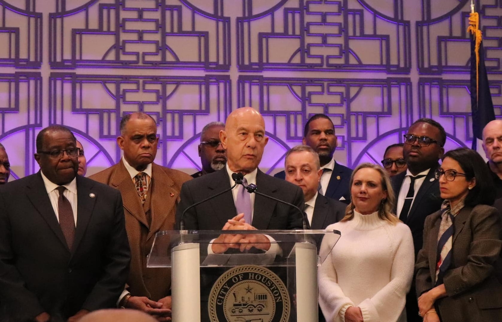 Polémica en Texas: Abbott amenaza con retirar US$110 millones en fondos por la política sobre el ICE en Houston 7 John Whitmire, alcalde de Houston, se ve en un aprieto ante la amenaza de Texas sobre la falta de financiamiento