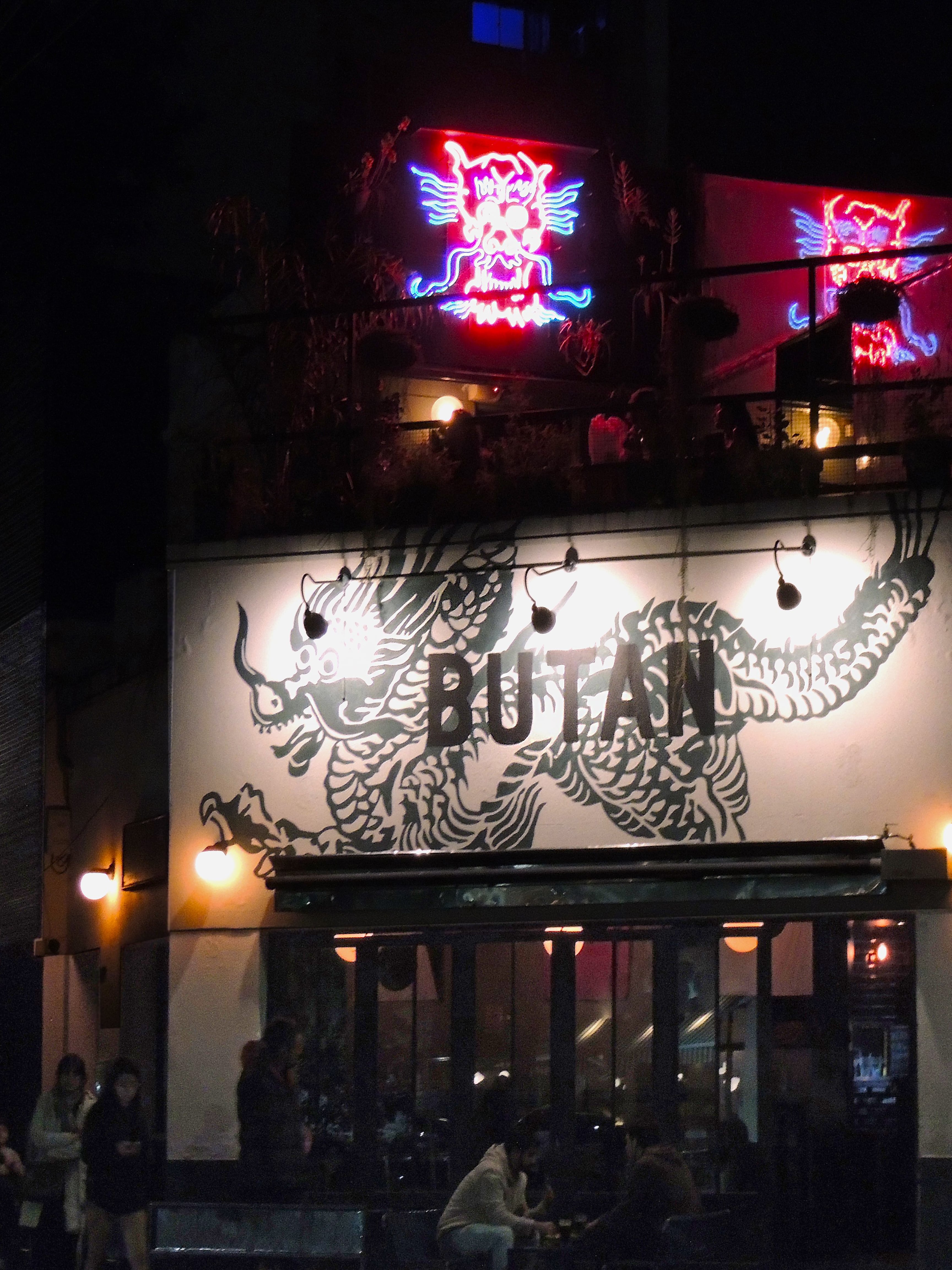 Los dragones de Bután para disfrutar la noche, terraza incluida, en el bulevar Mendoza.