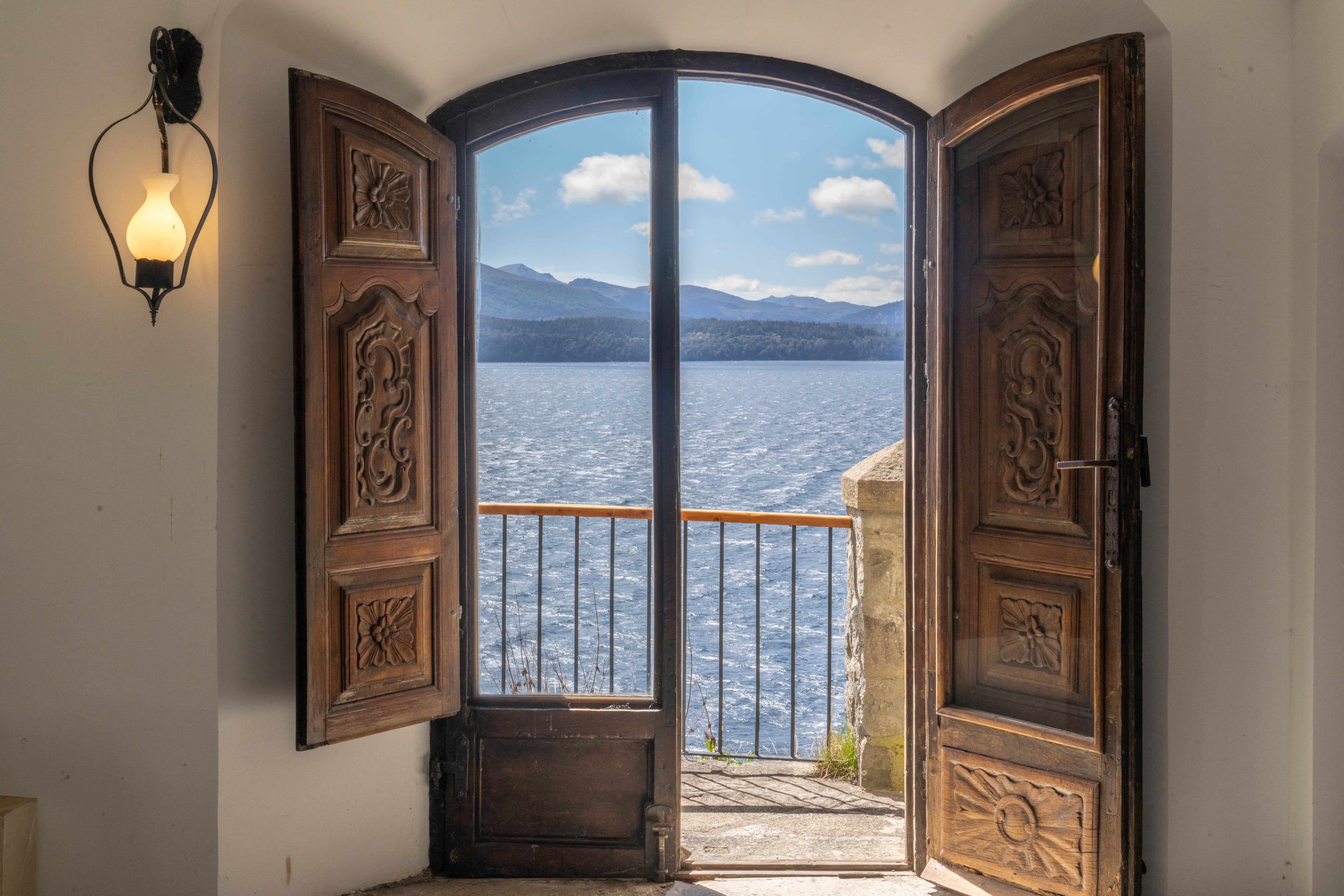 Los ricos postigos tallados