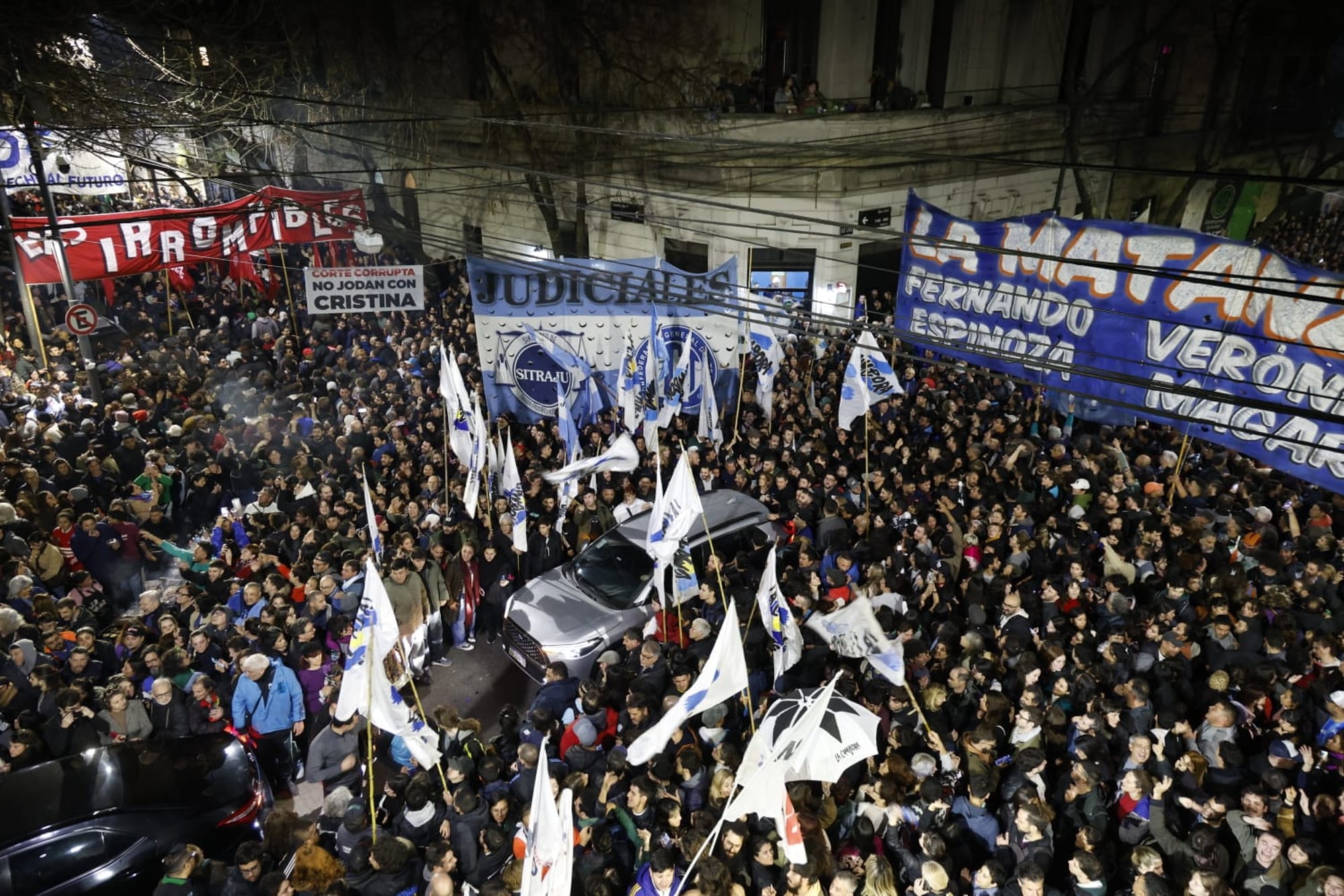 Partidarios de Cristina Kirchner aguardan en la puerta de la casa de la expresidenta