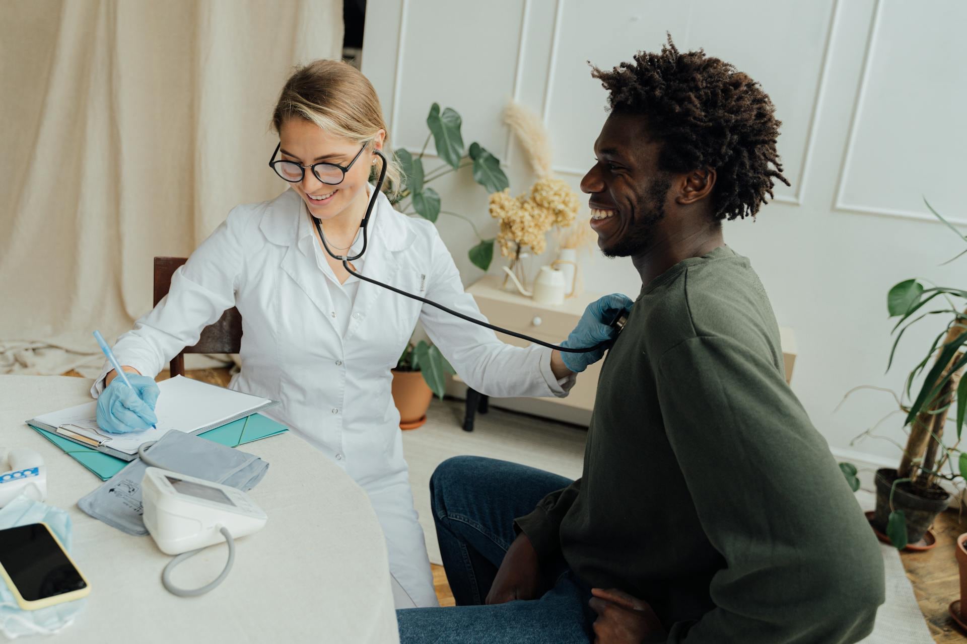 Para Inc., las mejores empresas son las que ofrecen múltiples beneficios a sus empleados, como atención médica. Foto: Antoni Shkraba Studio, Pexels