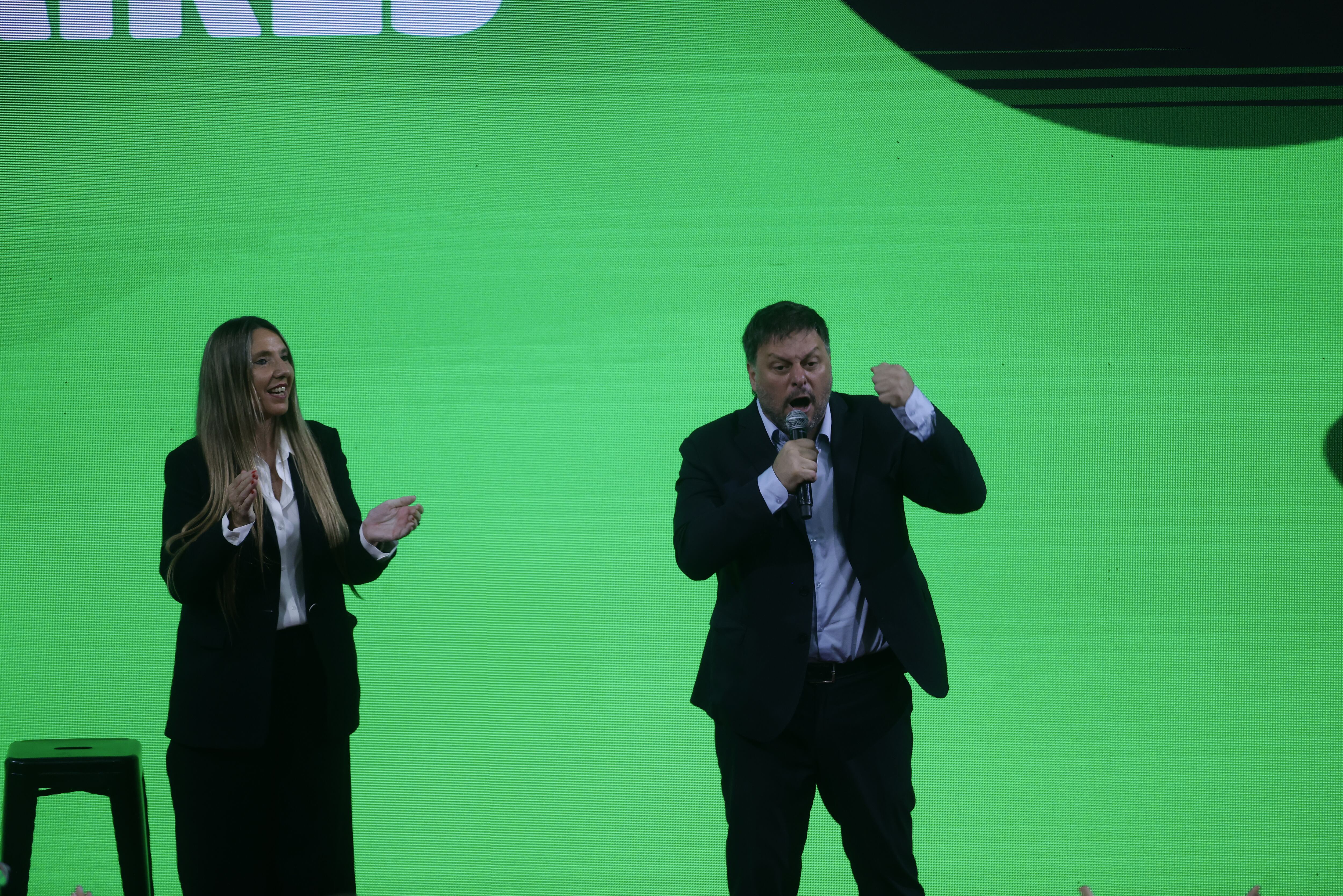 Claudia Negri aplaude a Santoro, en pleno acto de cierre de campaña